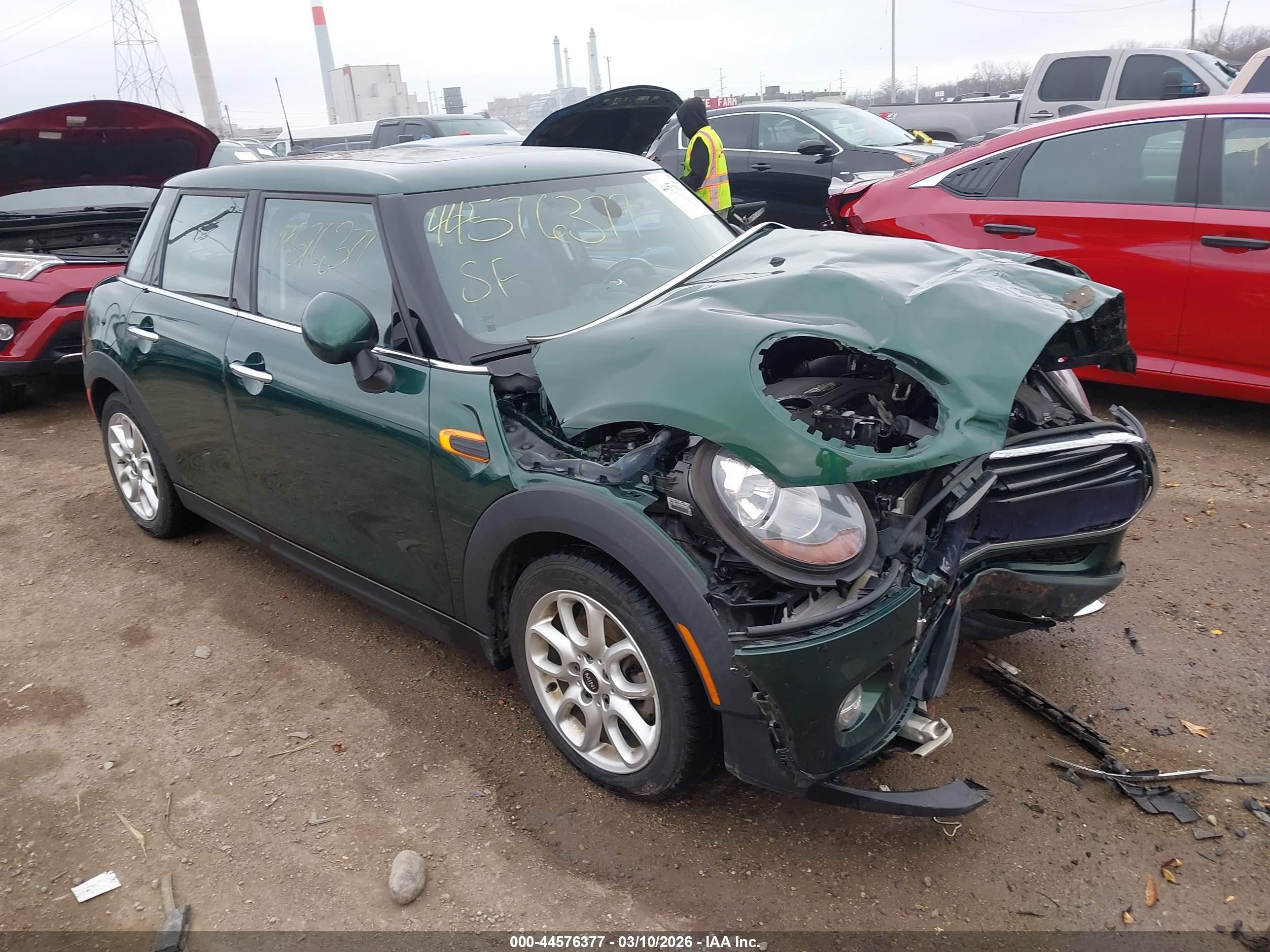 2018 MINI Hardtop 4 Door Cooper, VIN WMWXU1C51J2F79117 — Перед