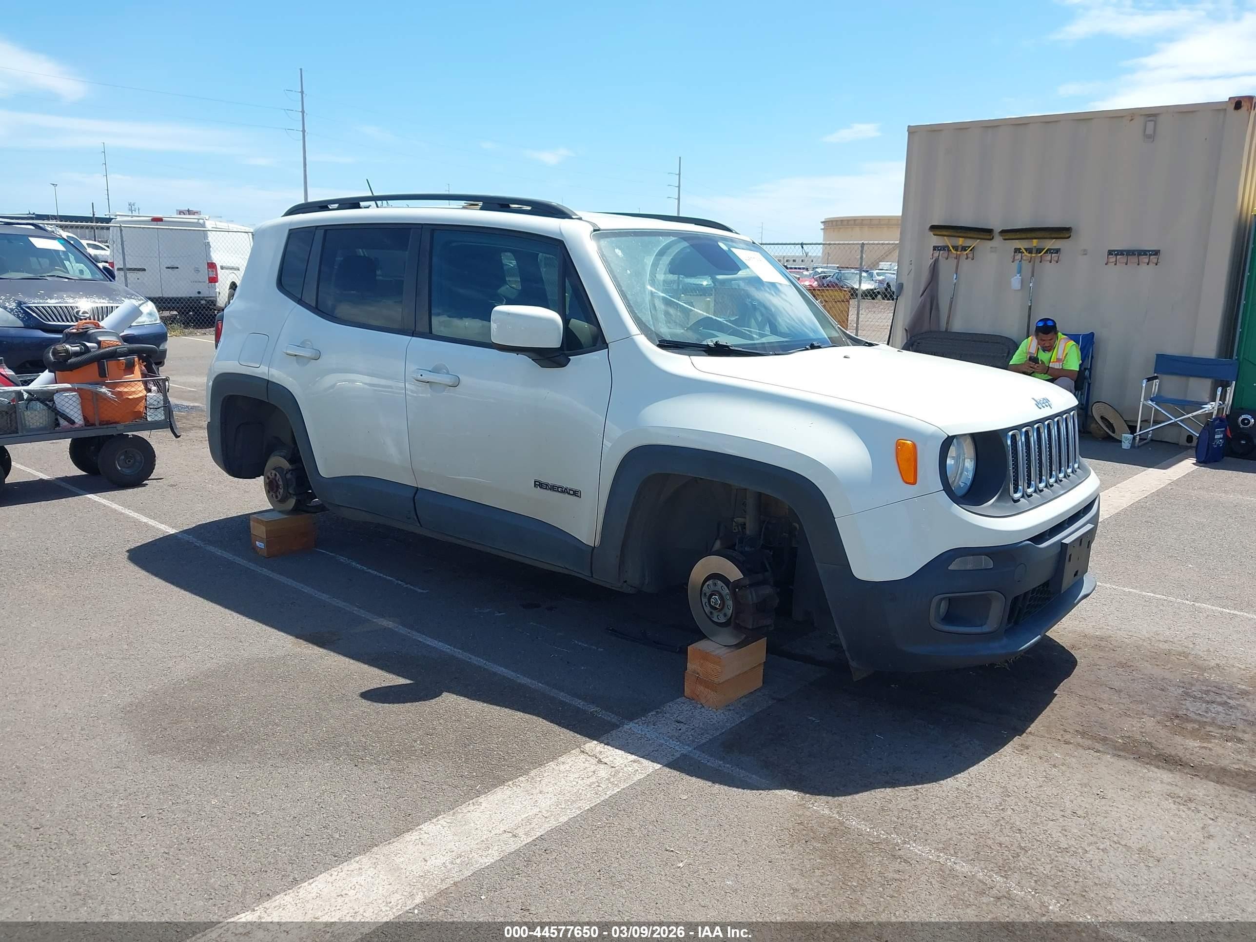 2016 Jeep Renegade Latitude, VIN ZACCJABTXGPD37268 — Зад