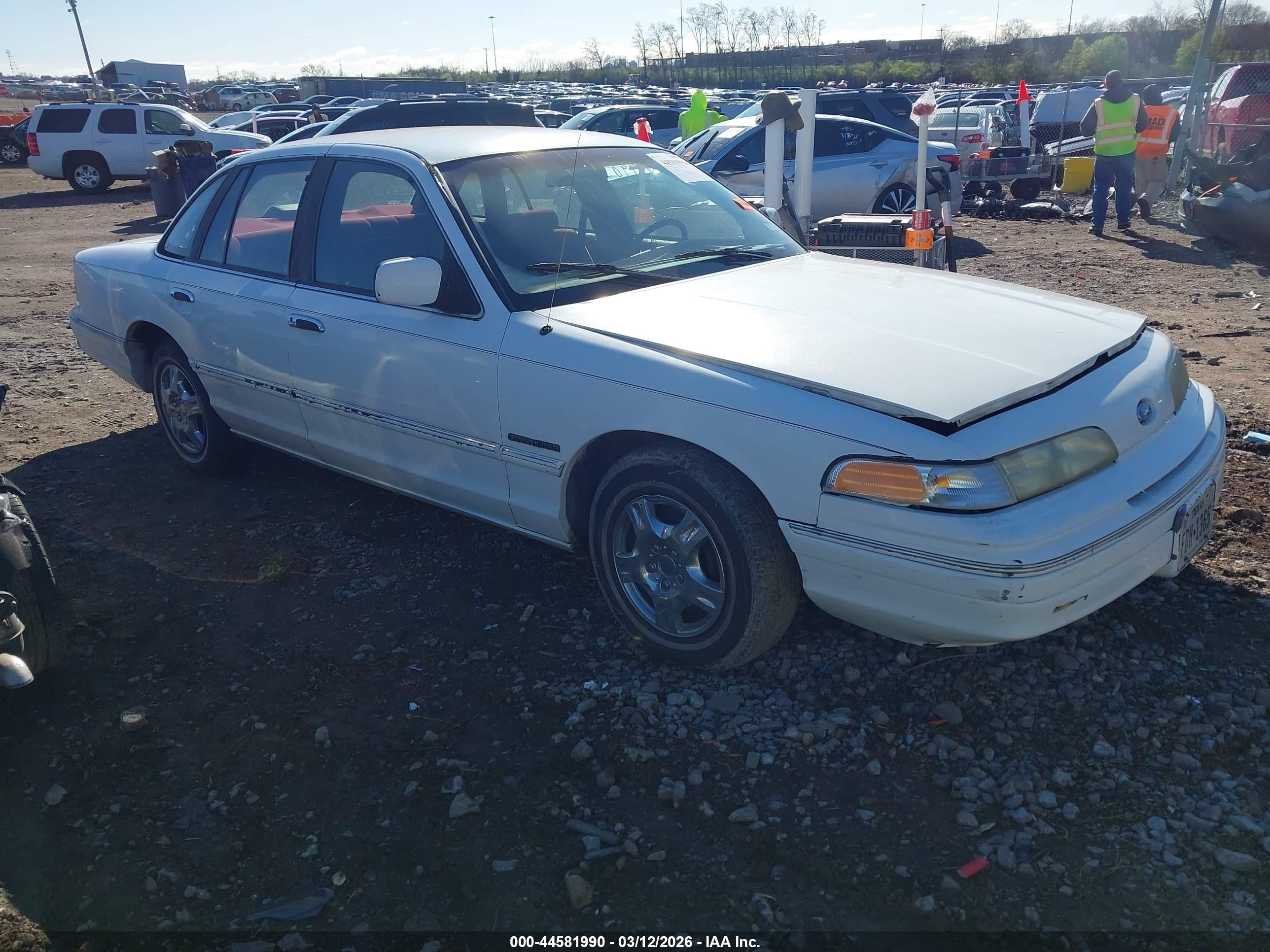 1992 Ford Crown Victoria, VIN 2FACP73W1NX154152 — Normal wear