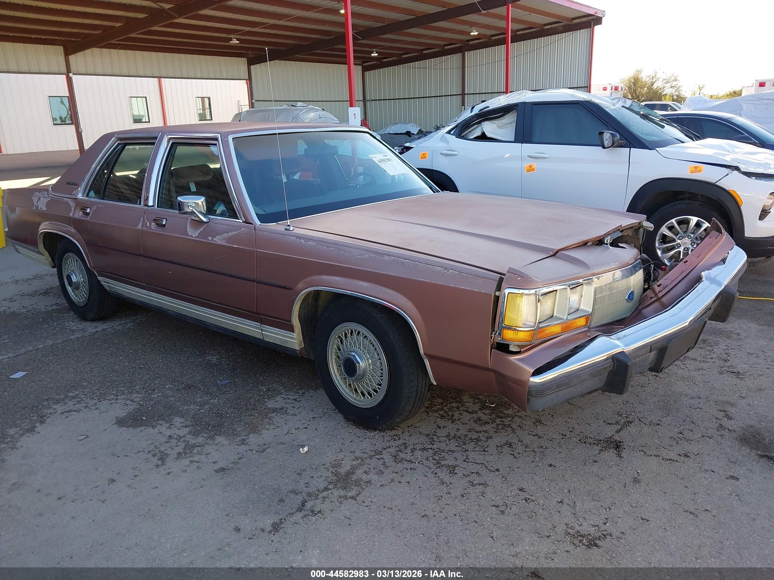 1990 Ford Crown Victoria, VIN 2FACP73F8LX118312 — Front end