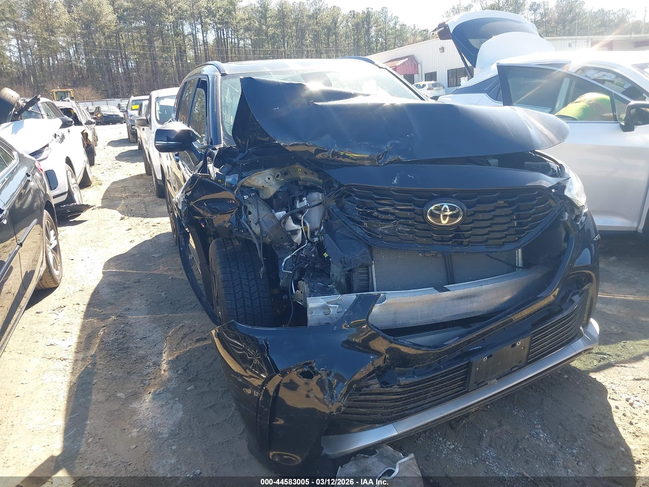 2024 Toyota Highlander Platinum, VIN 5TDKDRBH0RS540253 — Front end