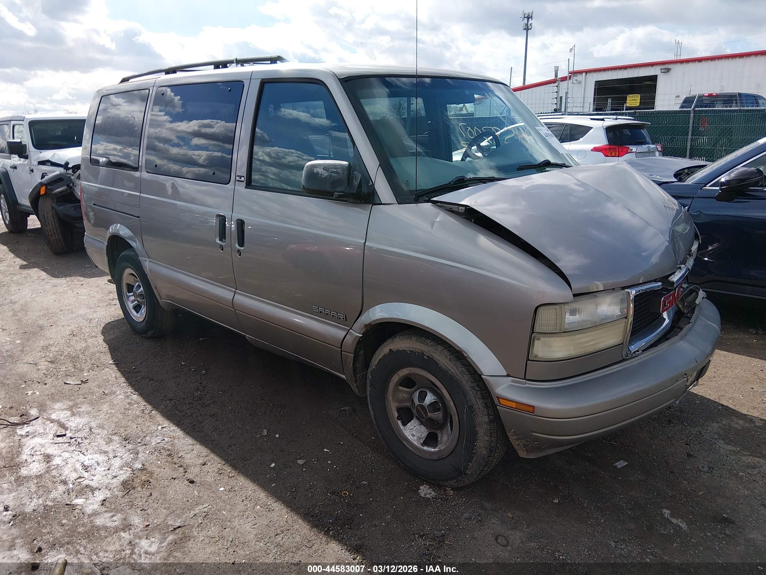 2002 GMC Safari, VIN 1GKDM19X42B516918 — Front end