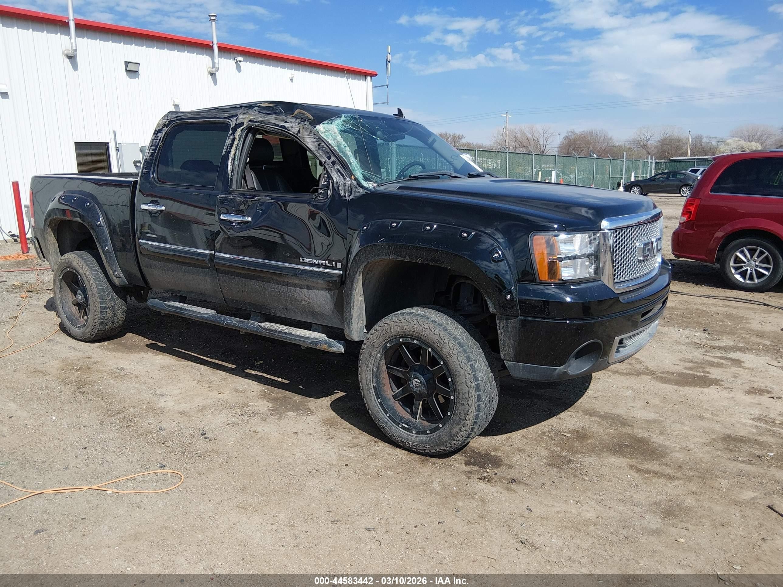 2008 GMC Sierra Denali, VIN 2GTEK638381286267 — Side