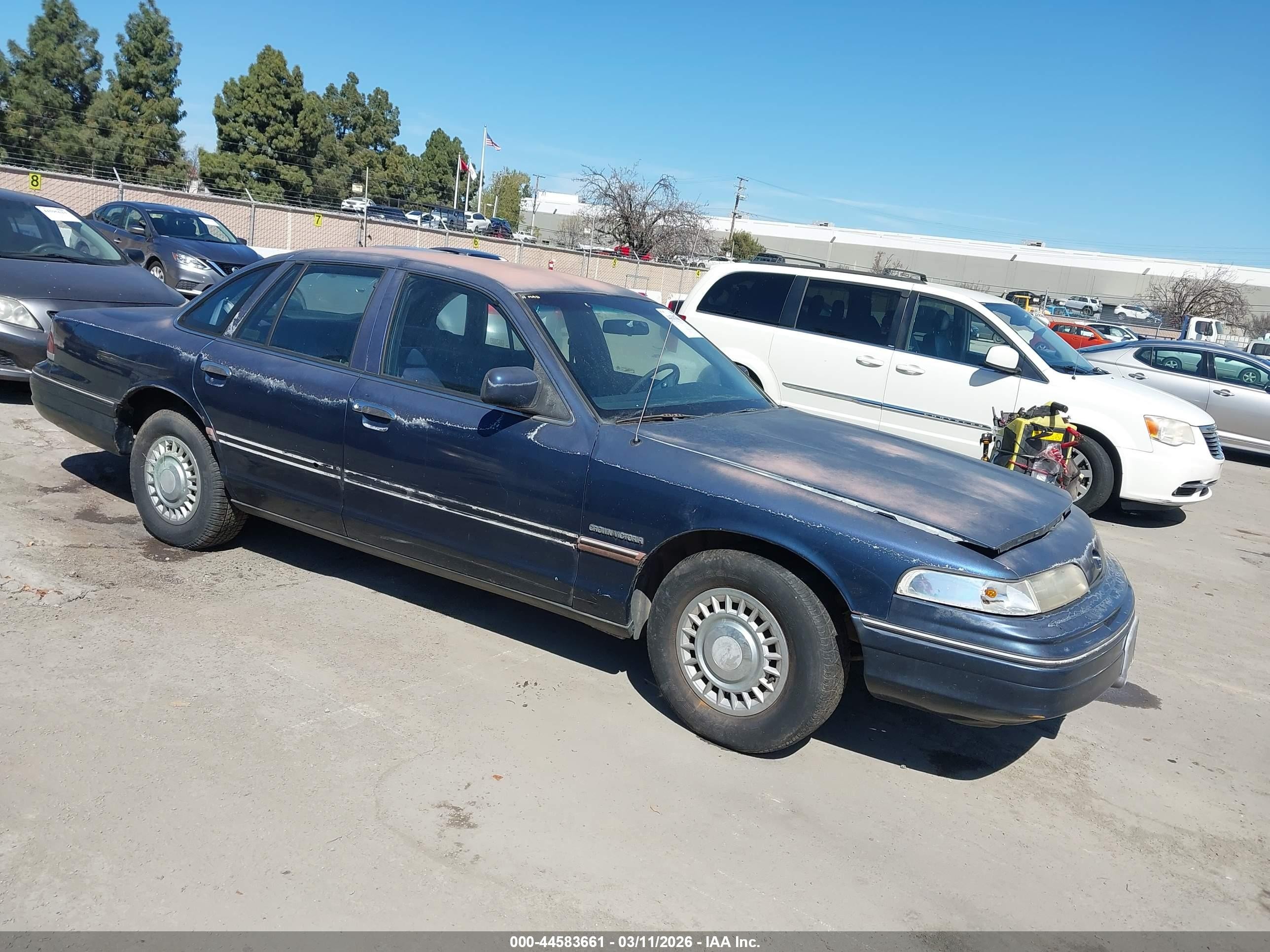 1992 Ford Crown Victoria, VIN 2FALP72W8NX236719 — Front end