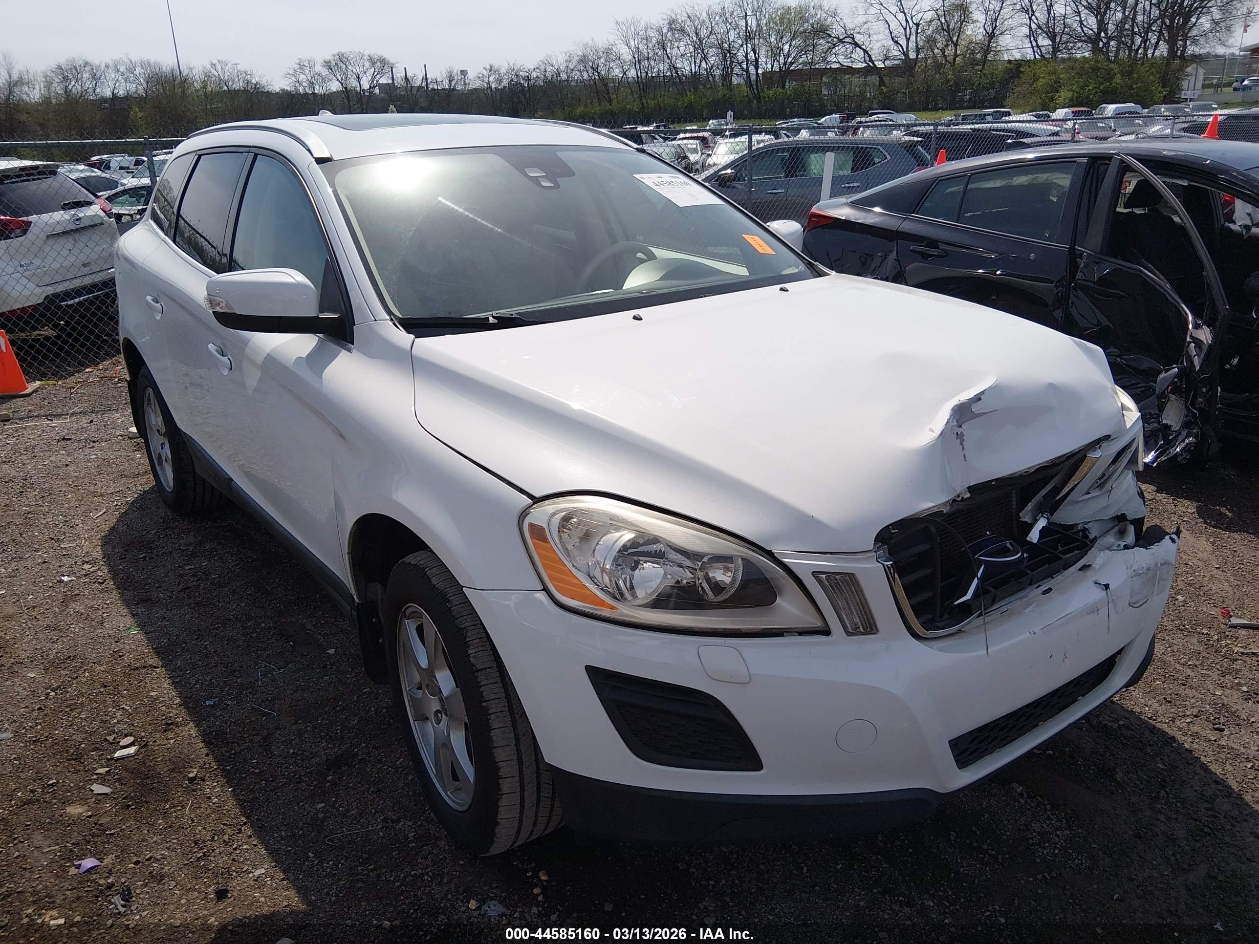 2011 Volvo XC60 3.2L, VIN YV4940DZ4B2191365 — Front end