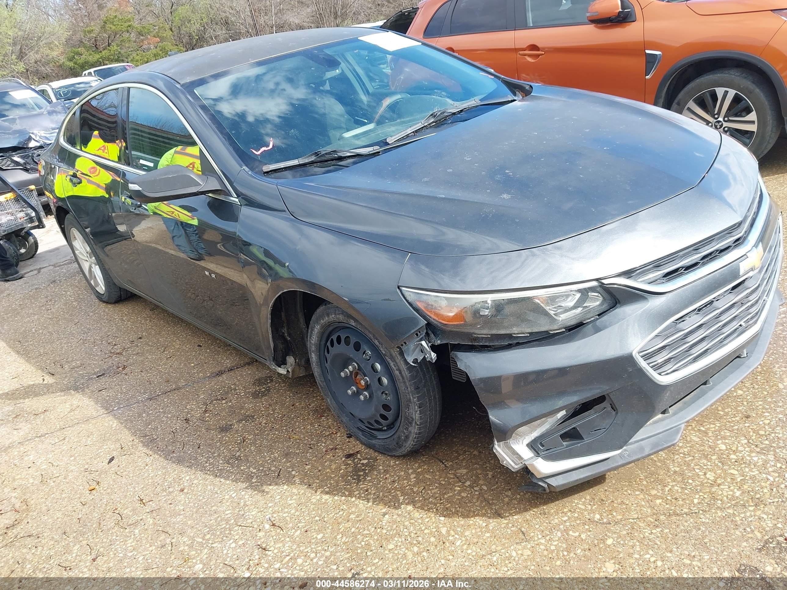 2016 Chevrolet Malibu LT, VIN 1G1ZE5ST1GF354140 — Front end