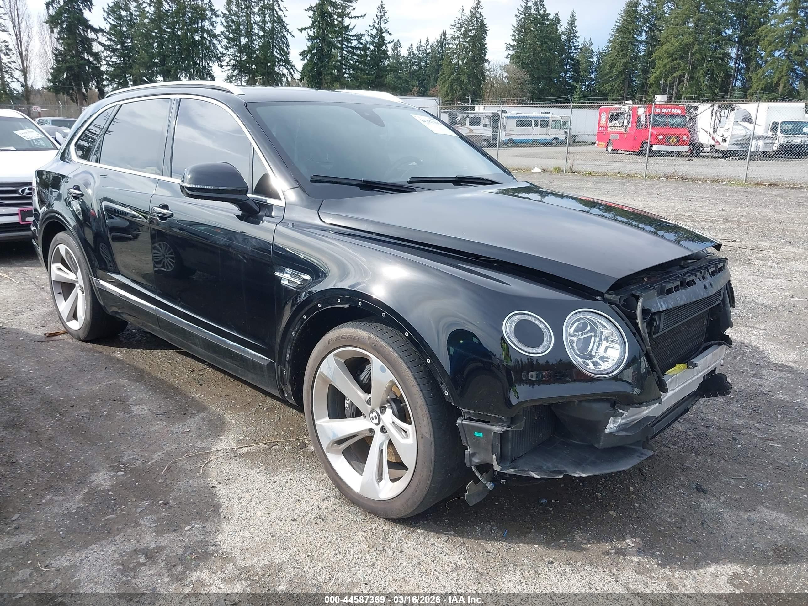 2018 Bentley Bentayga Signature, VIN SJAAC4ZV5JC019453 — Front end