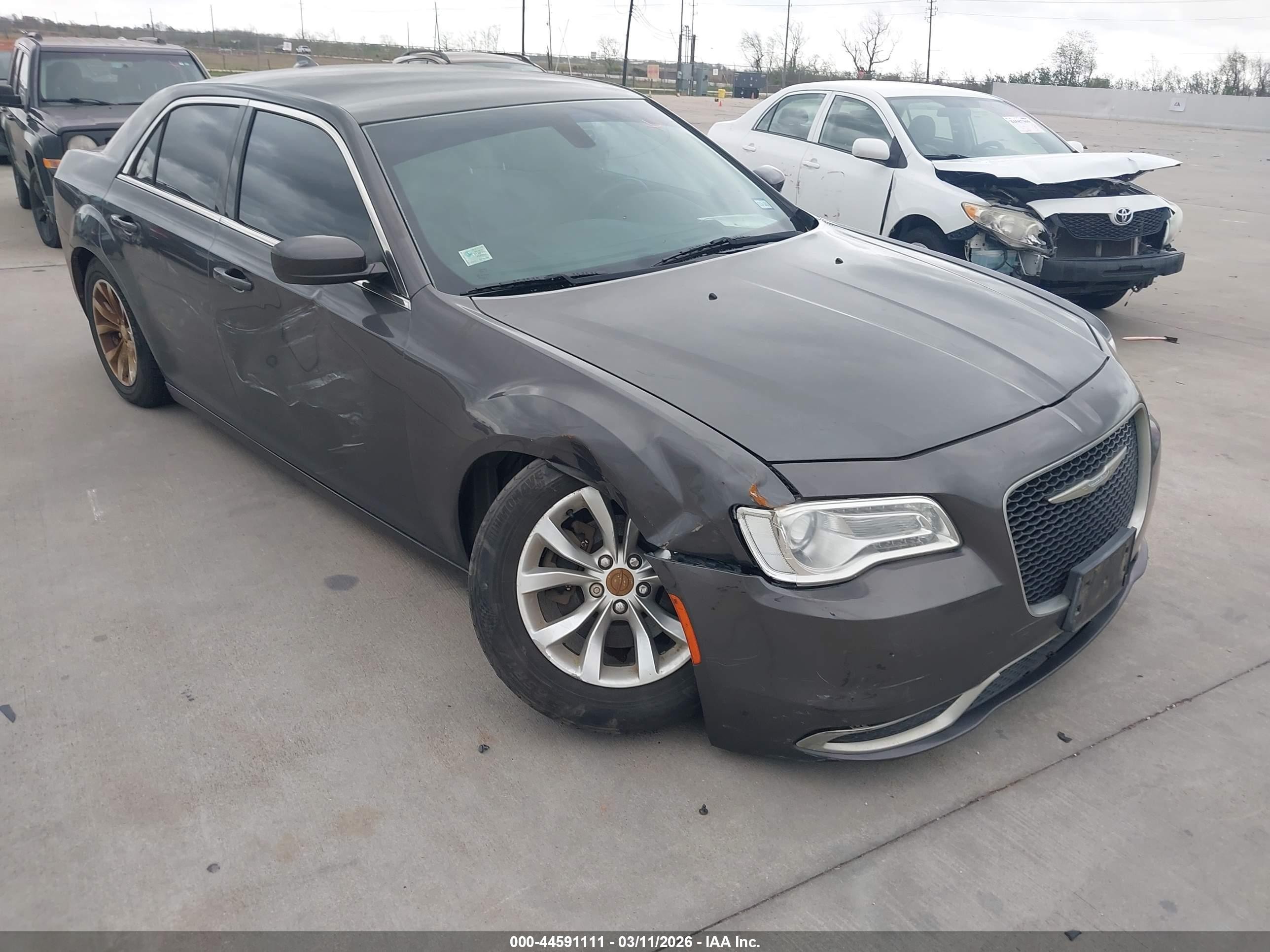 2015 Chrysler 300 Limited, VIN 2C3CCAAG6FH792525 — Бок