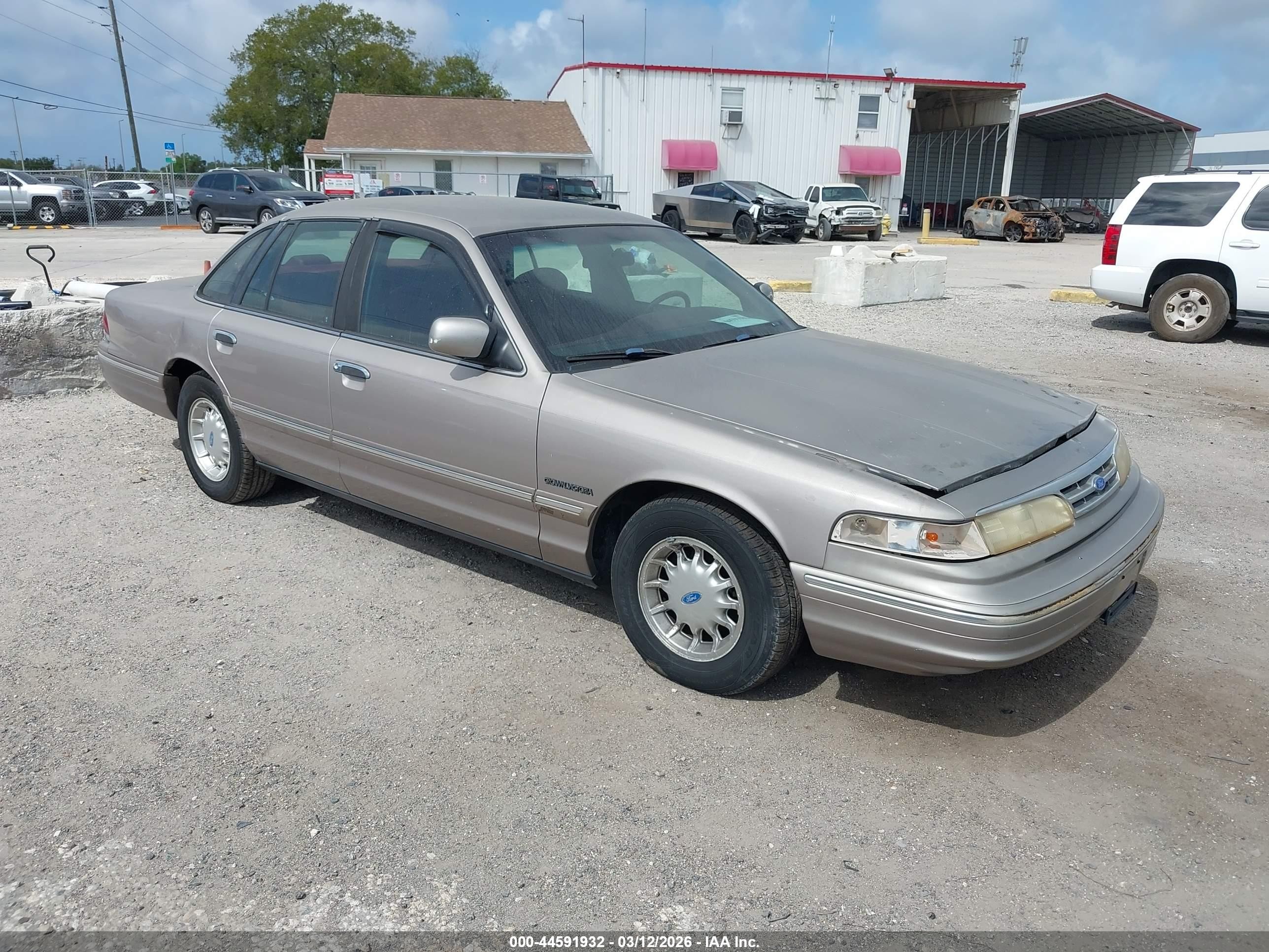 1995 Ford Crown Victoria LX, VIN 2FALP74W8SX142011 — Front end