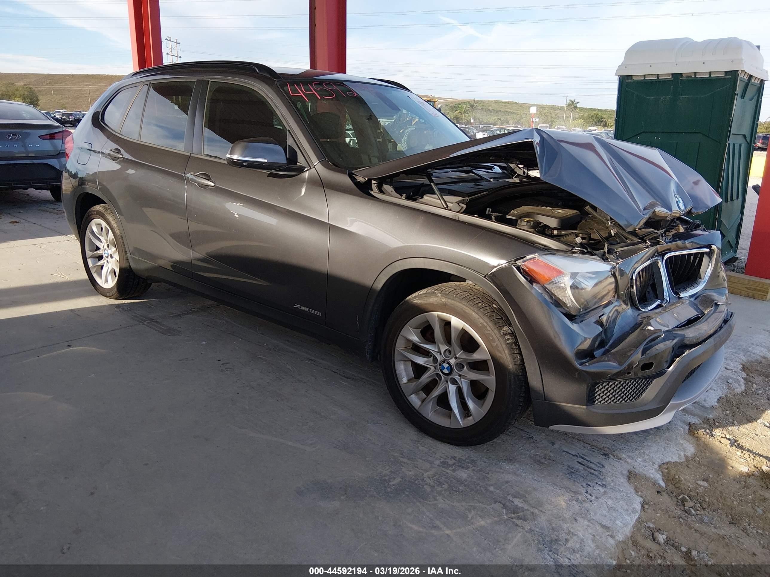 2015 BMW X1 xDrive28i, VIN WBAVL1C57FVY25410 — Front end