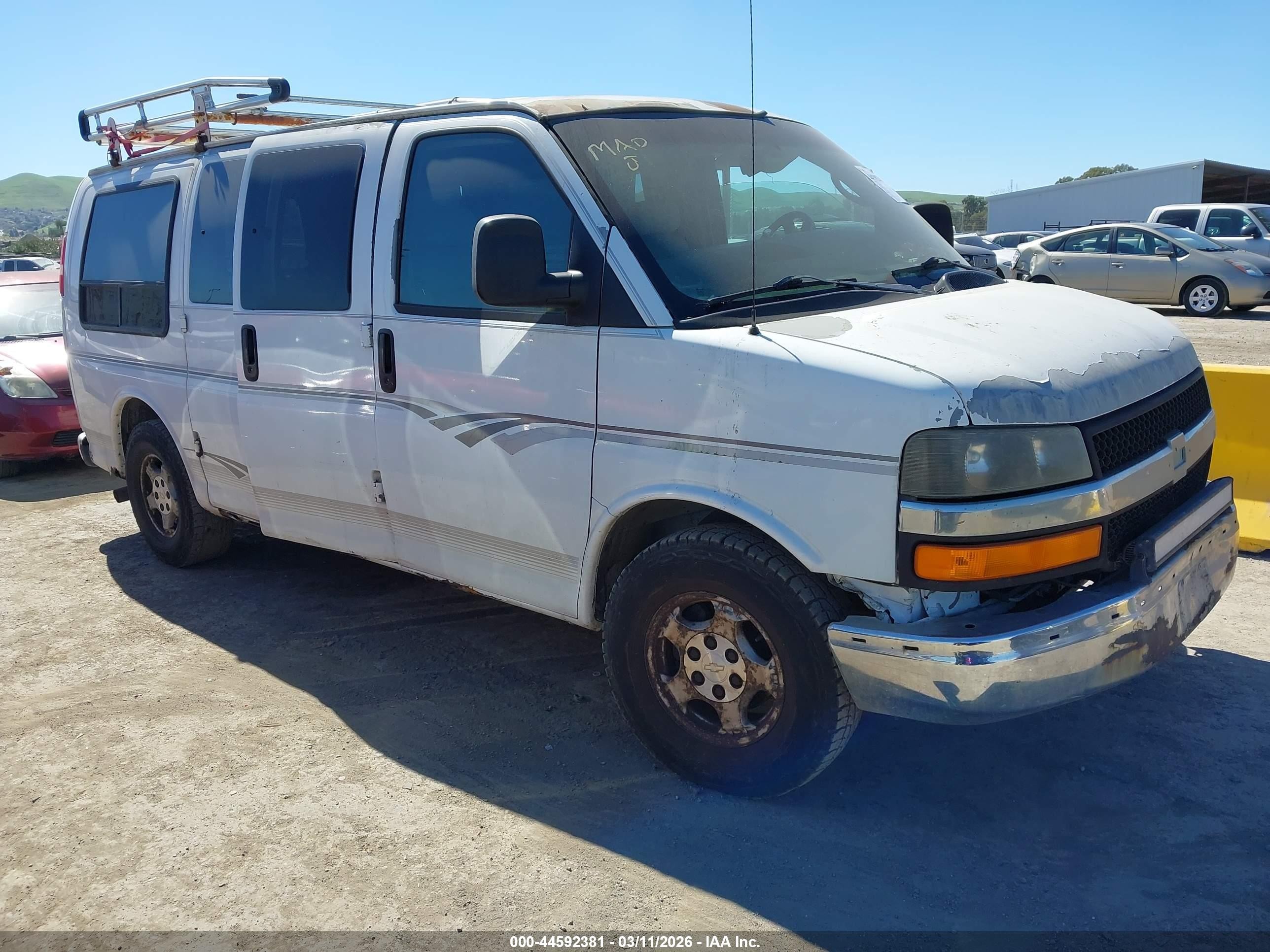 2004 Chevrolet Express Passenger, VIN 1GBFG15T841218125 — Front end