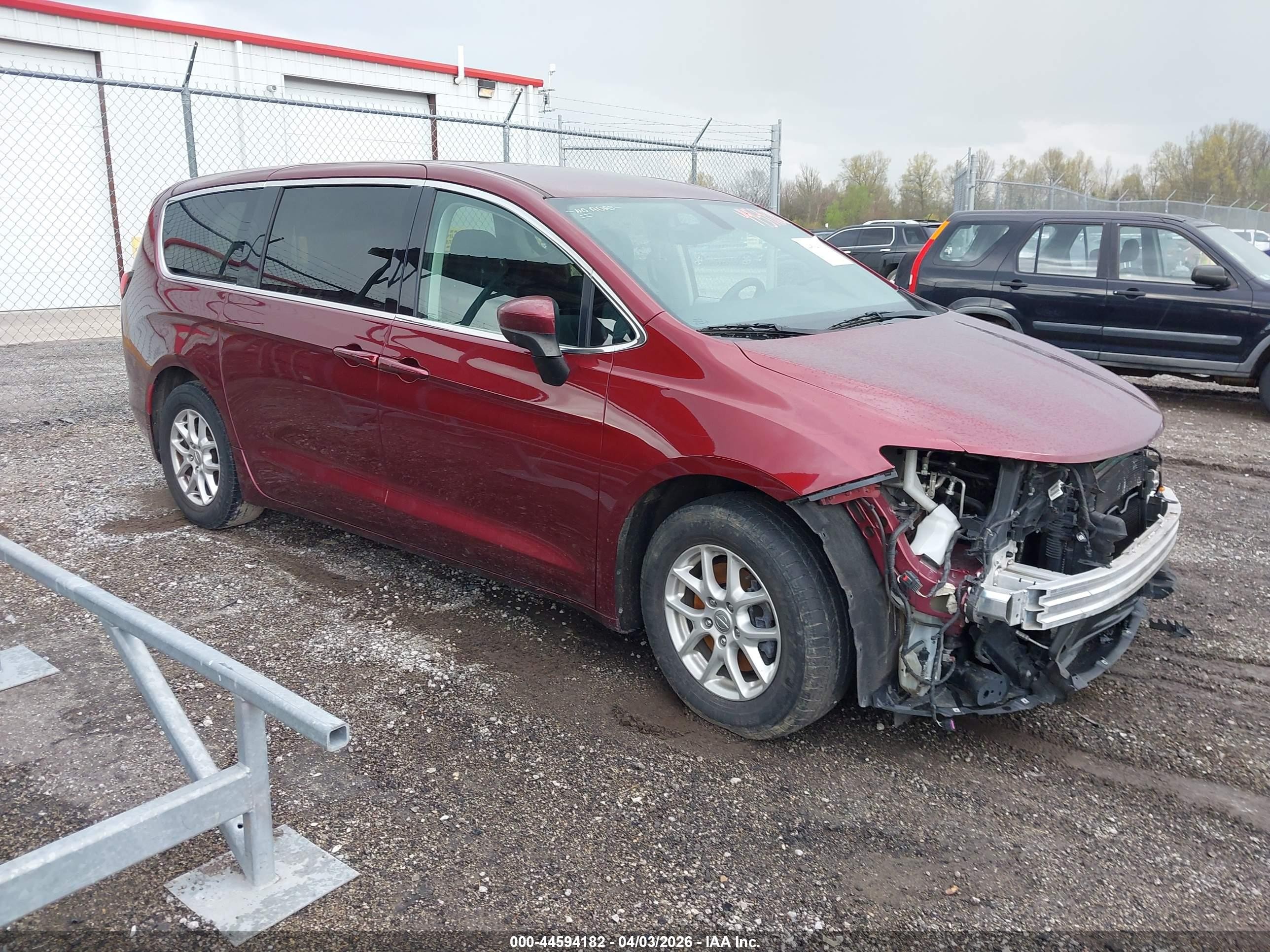 2017 Chrysler Pacifica Touring, VIN 2C4RC1DG6HR796766 — Front end