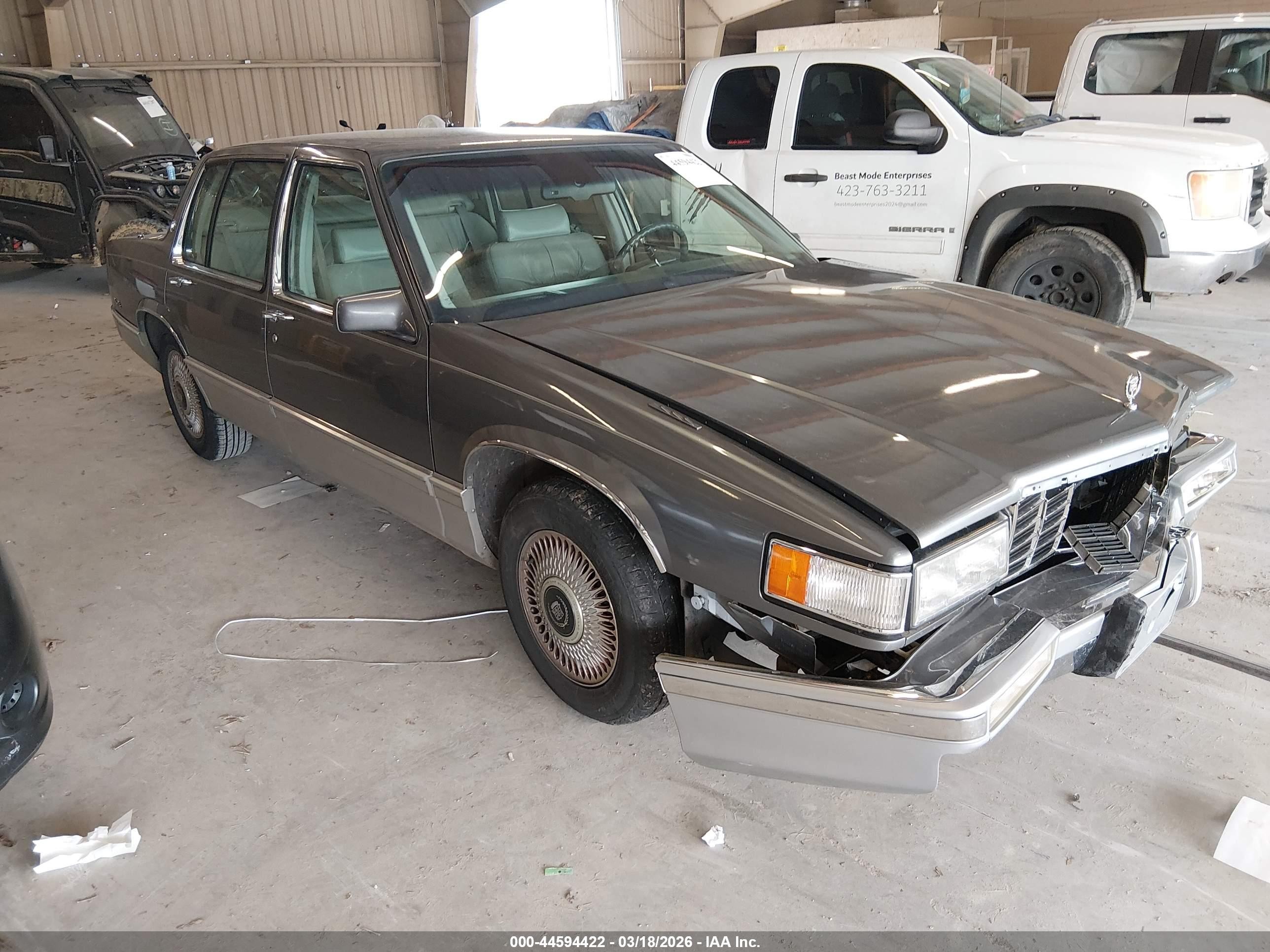 1993 Cadillac DeVille, VIN 1G6CD53B2P4241320 — Перед