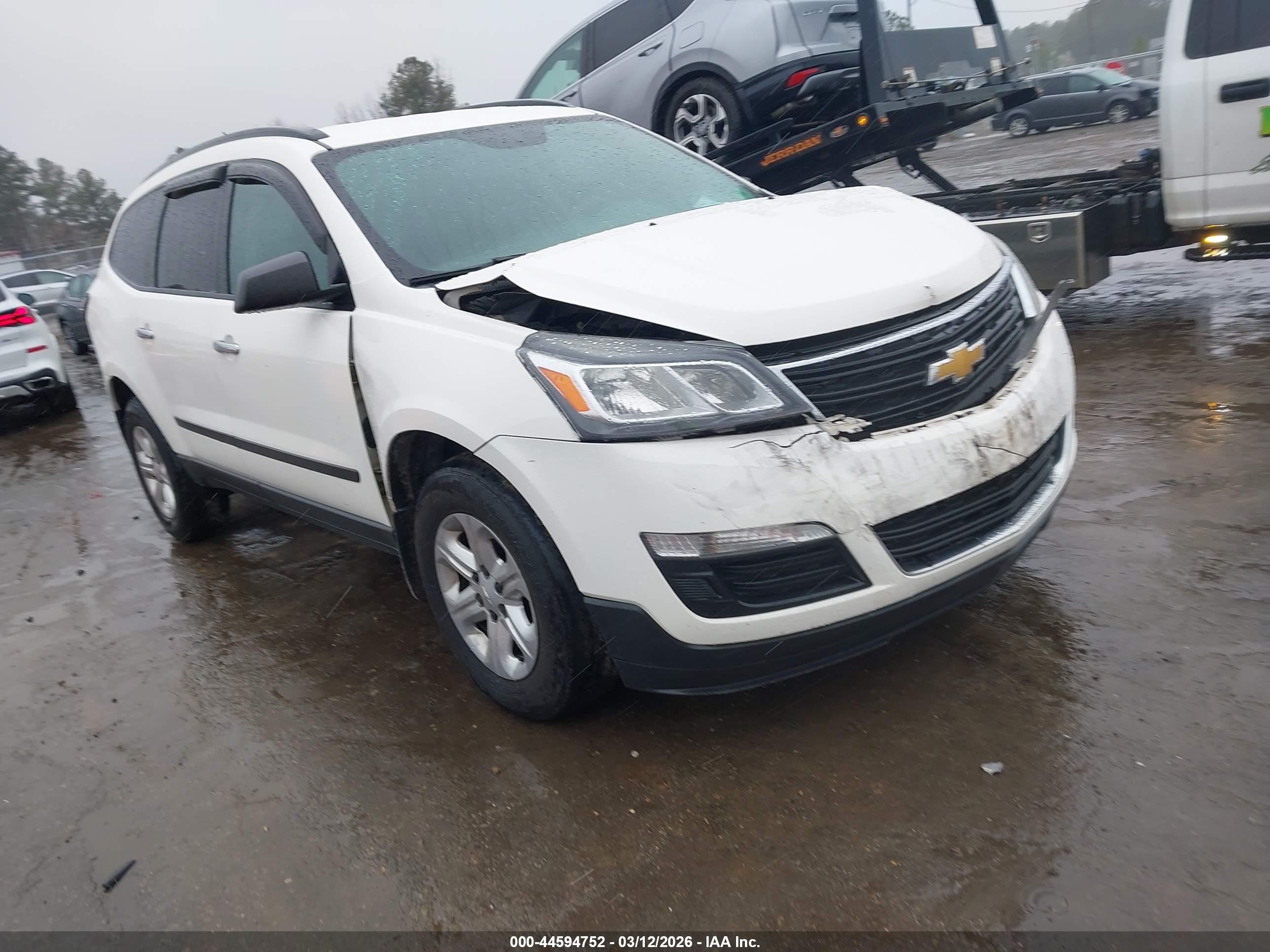 2015 Chevrolet Traverse LS, VIN 1GNKRFED9FJ308002 — Перед