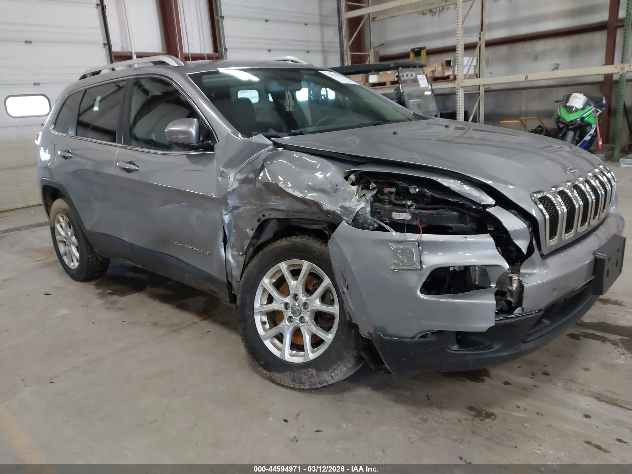 2016 Jeep Cherokee Latitude, VIN 1C4PJMCB0GW117519 — Front end