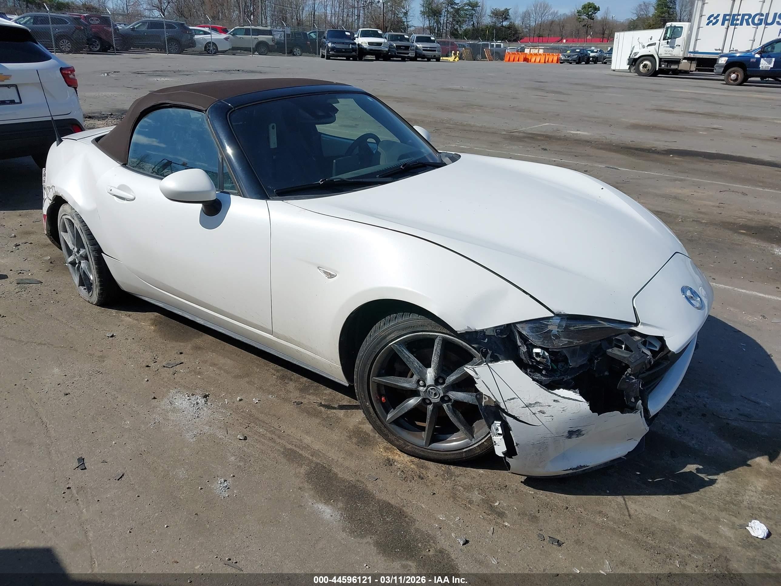 2019 Mazda MX-5 Miata Grand Touring, VIN JM1NDAD77K0305327 — Front end