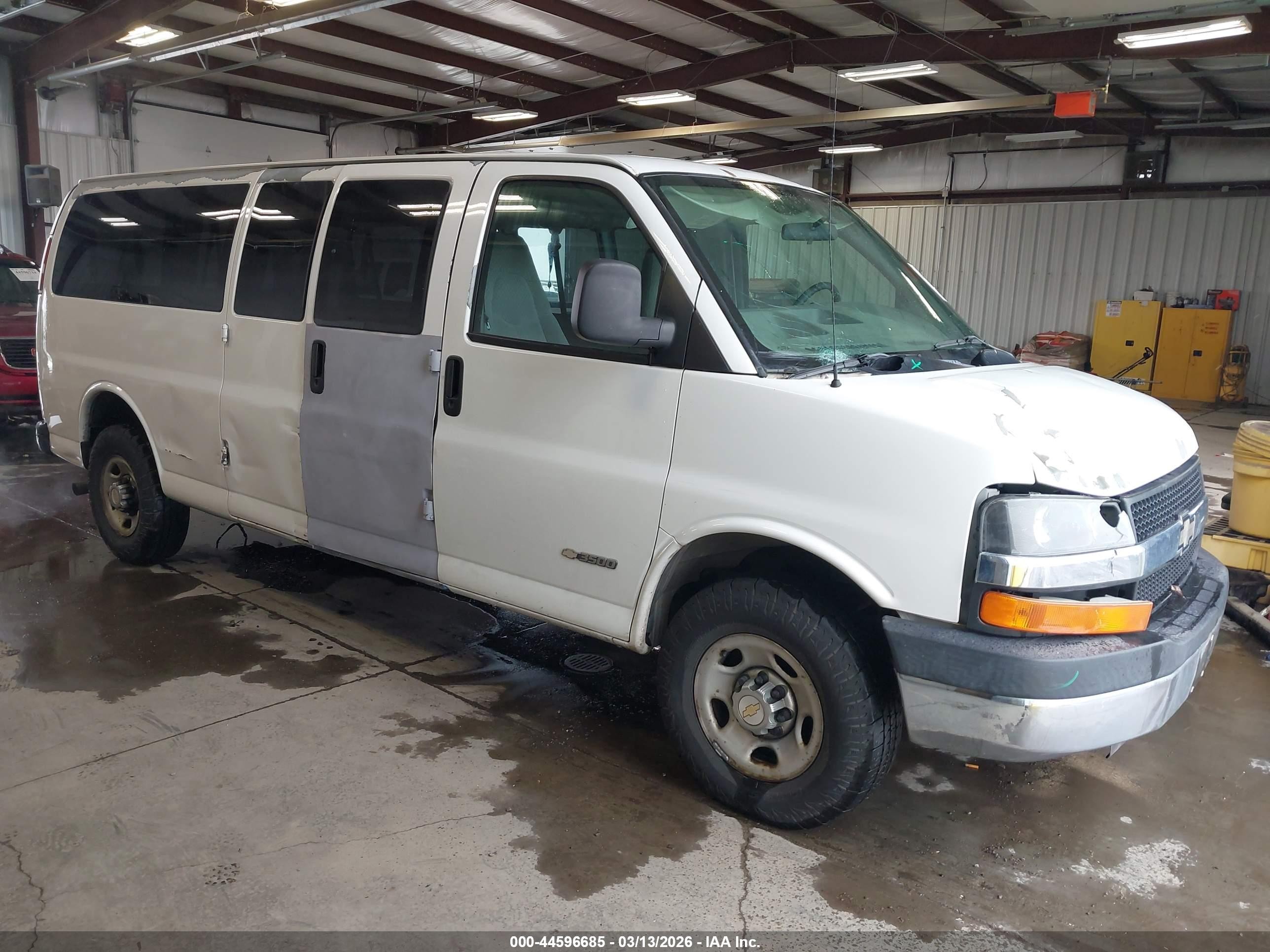 2004 Chevrolet Express Passenger, VIN 1GAHG39U441210924 — Front end