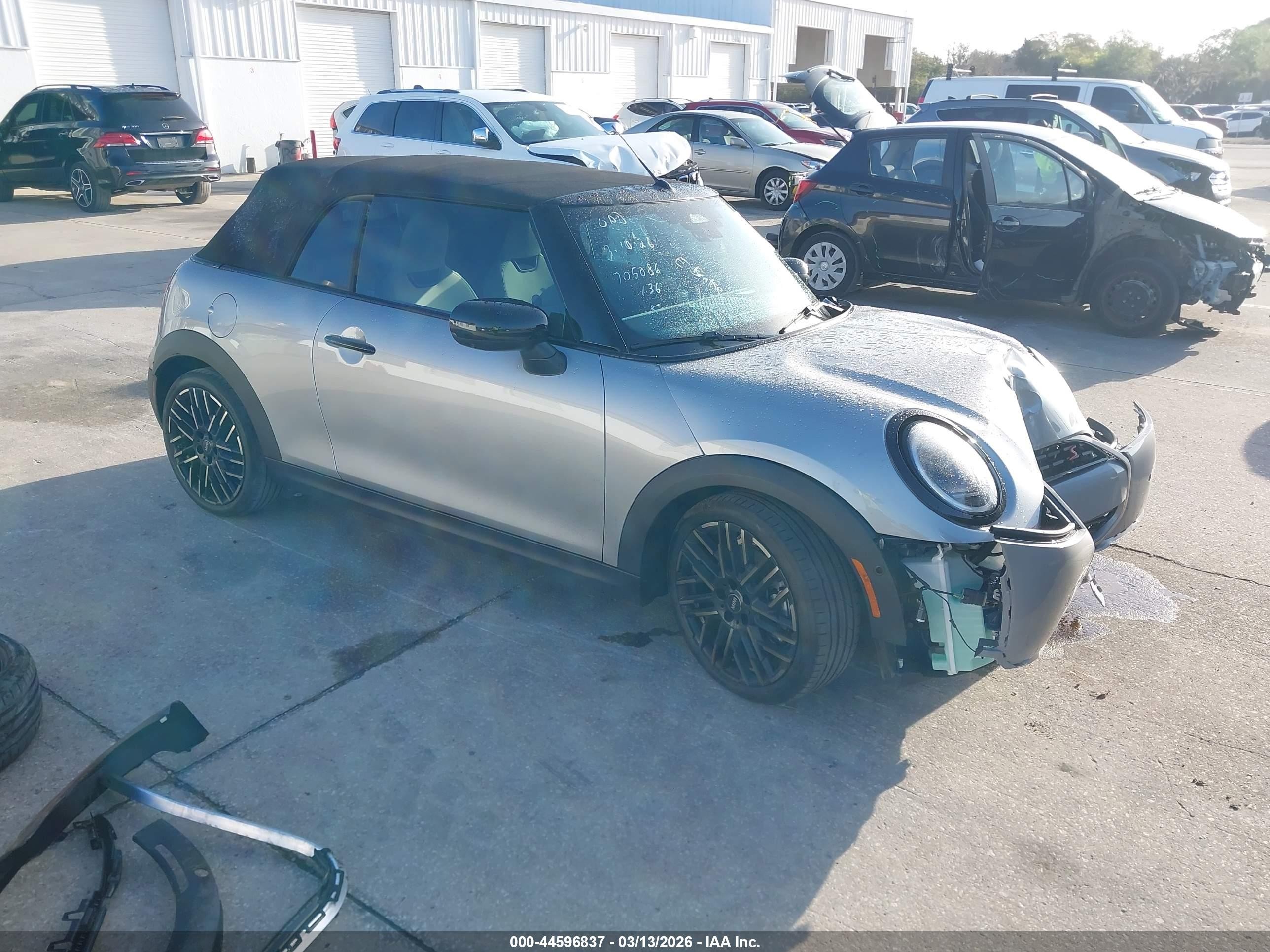 2025 MINI Convertible Cooper S, VIN WMW23GX06S2X28165 — Перед