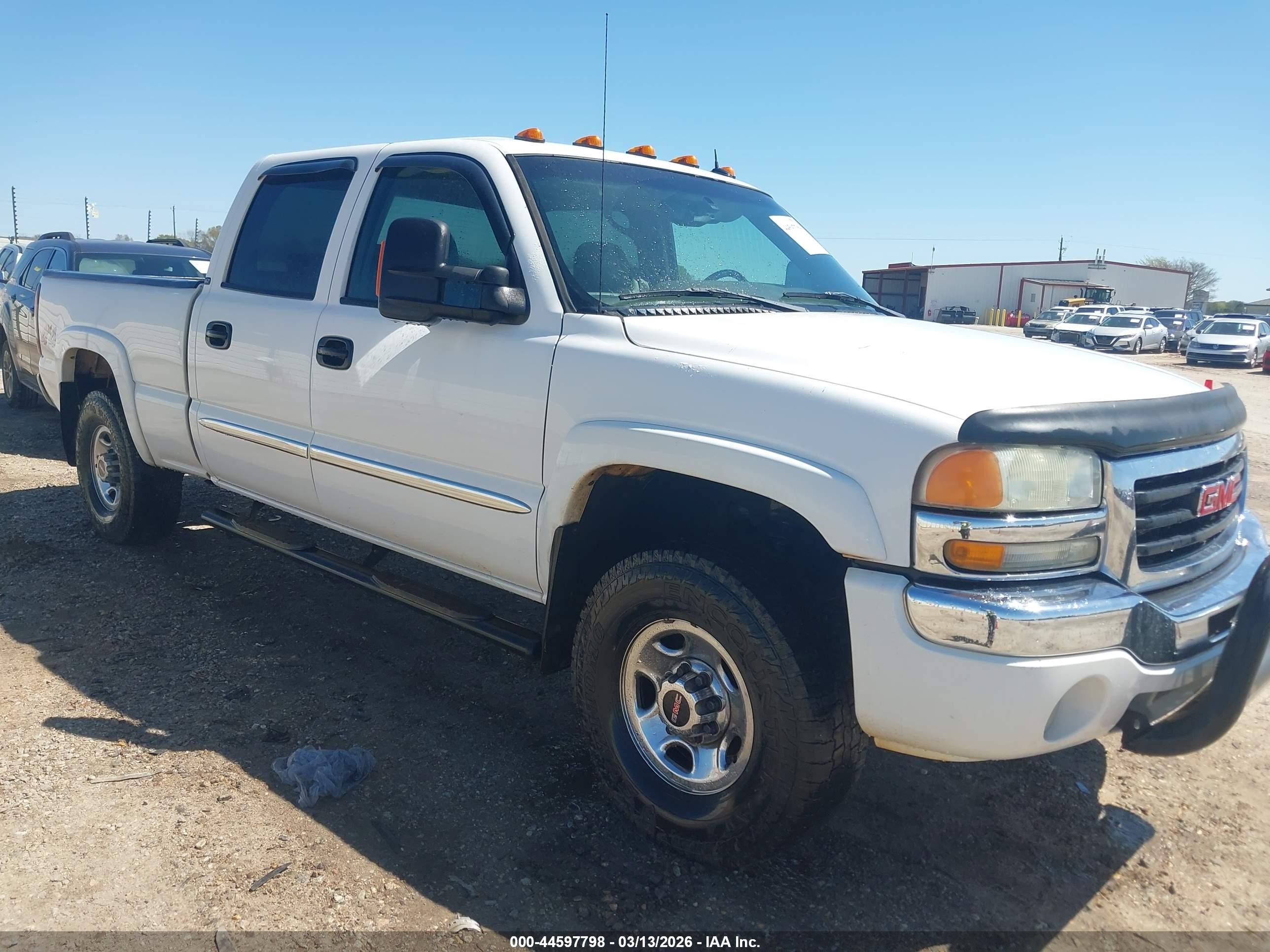 2005 GMC Sierra 1500HD SLE, VIN 1GTGK13UX5F810415 — Engine fire