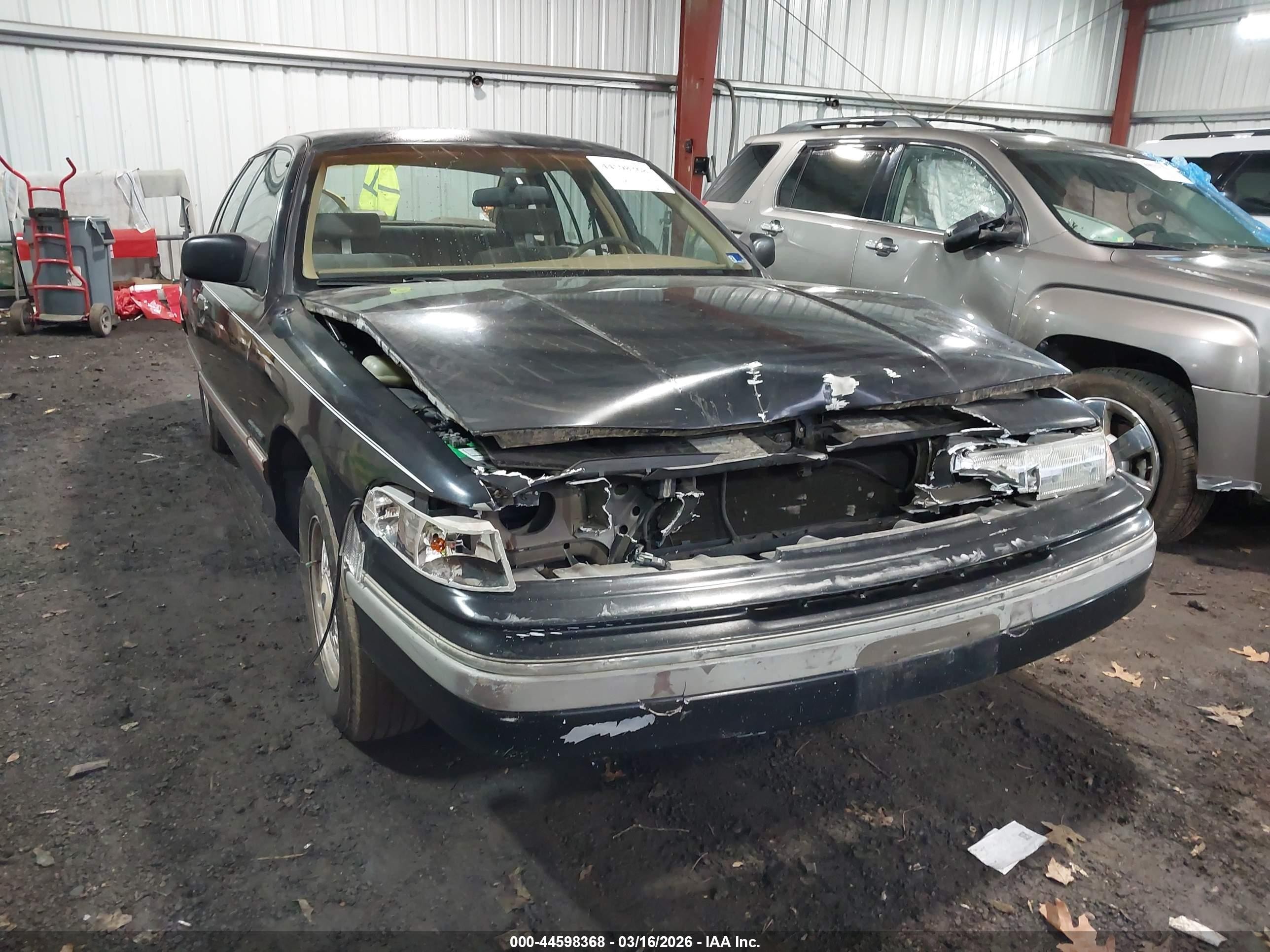 1992 Ford Crown Victoria LX, VIN 2FACP74W2NX181343 — Front end
