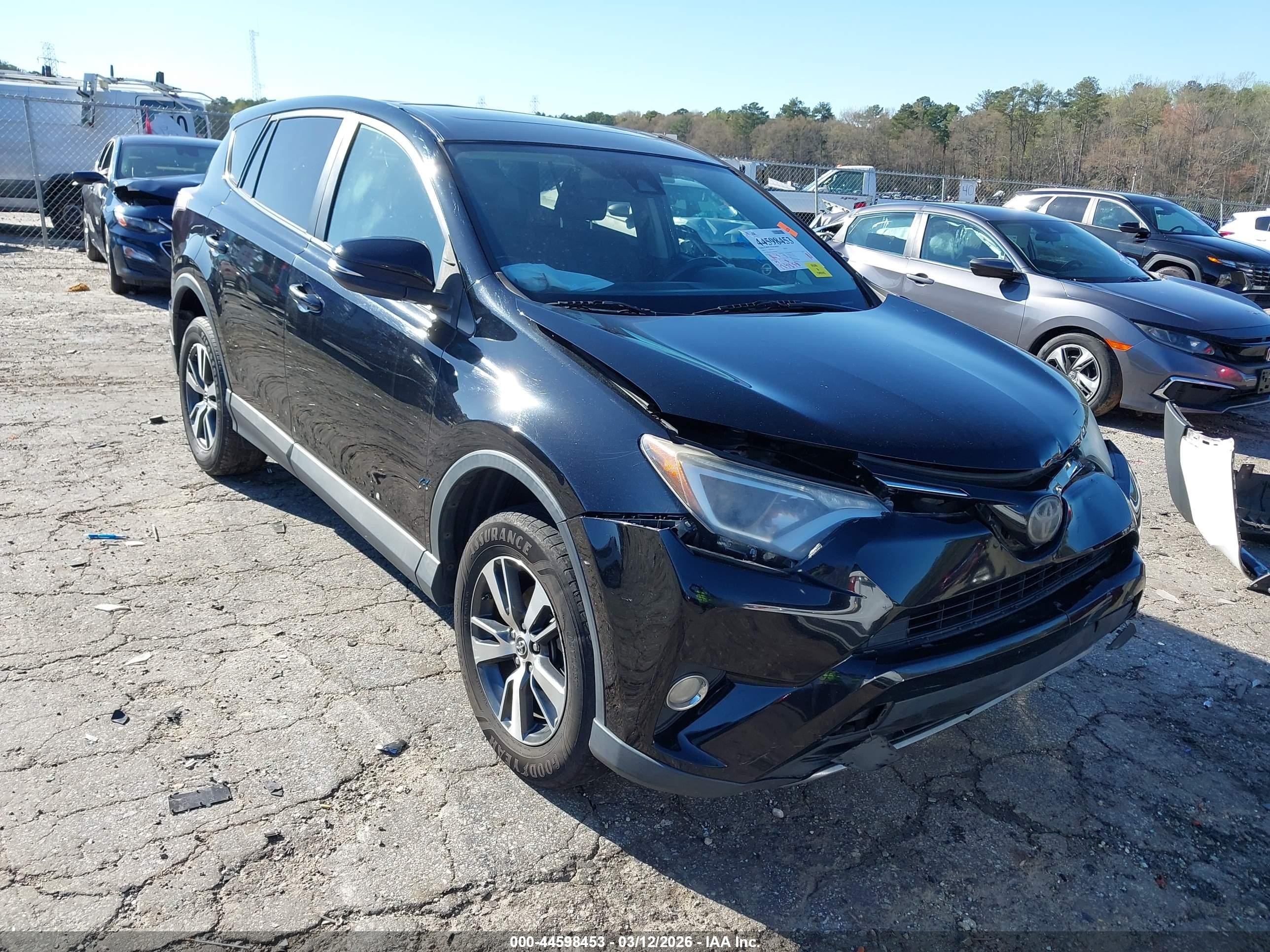 2018 Toyota RAV4 XLE, VIN 2T3WFREV3JW506467 — Front end