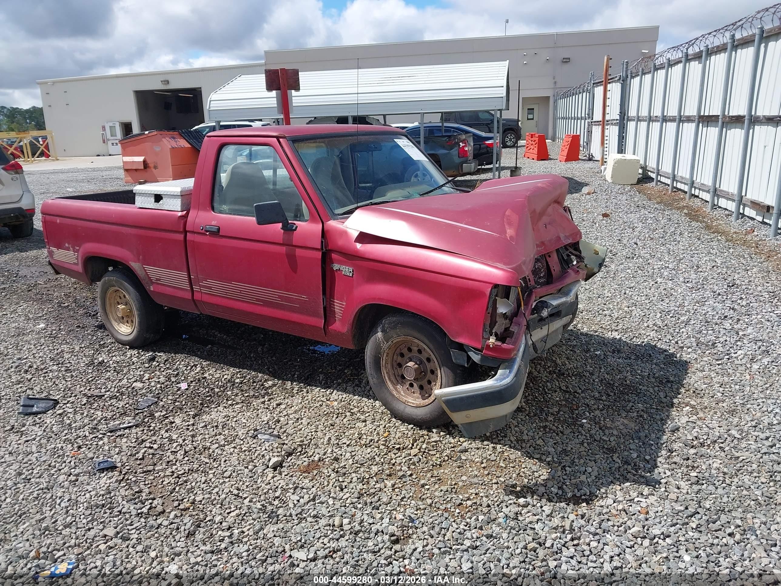 1992 Ford Ranger XL, VIN 1FTCR10U0NTA04874 — Перед