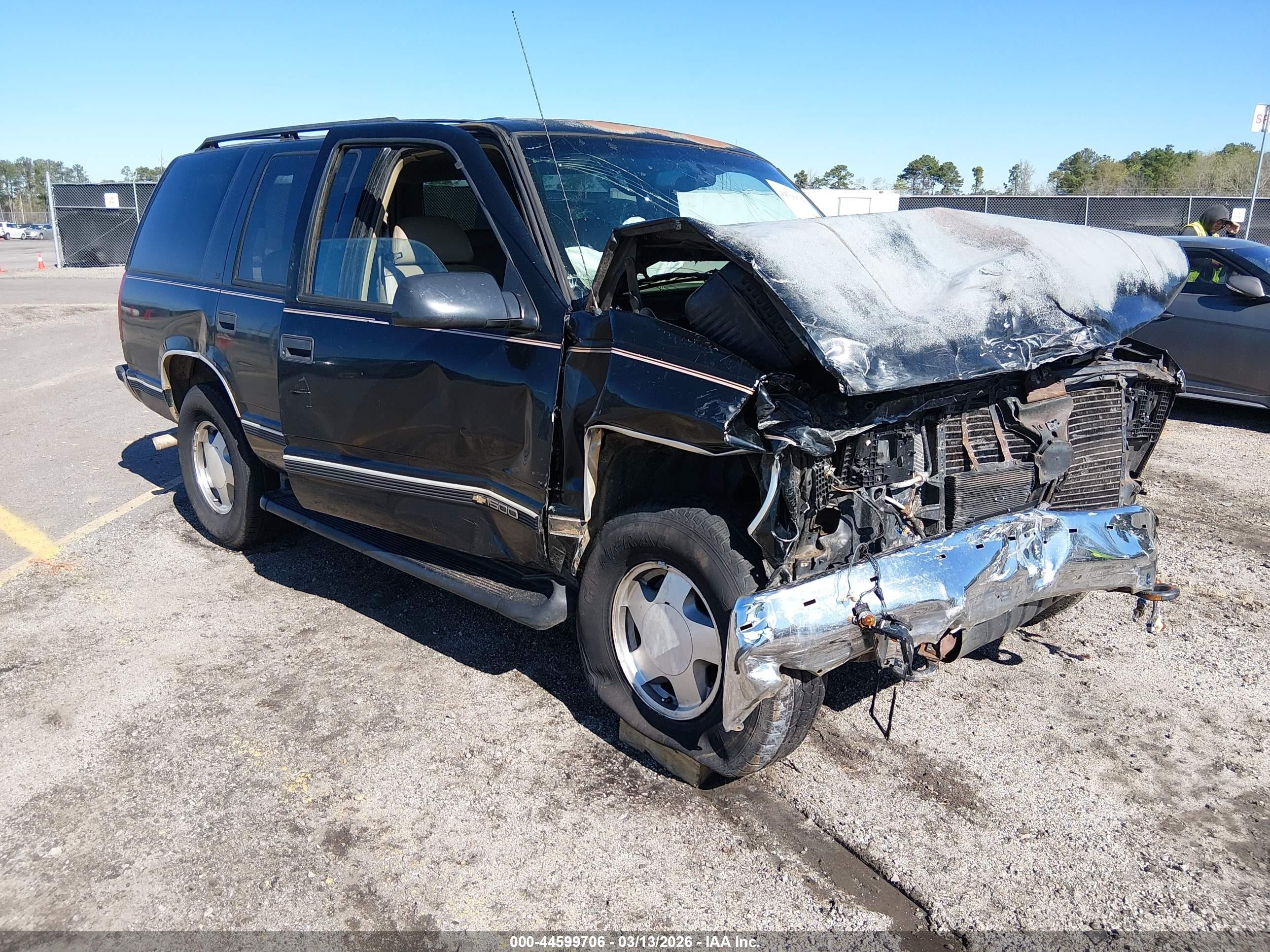 1997 Chevrolet Tahoe, VIN 1GNEK13R2VJ343613 — Перед