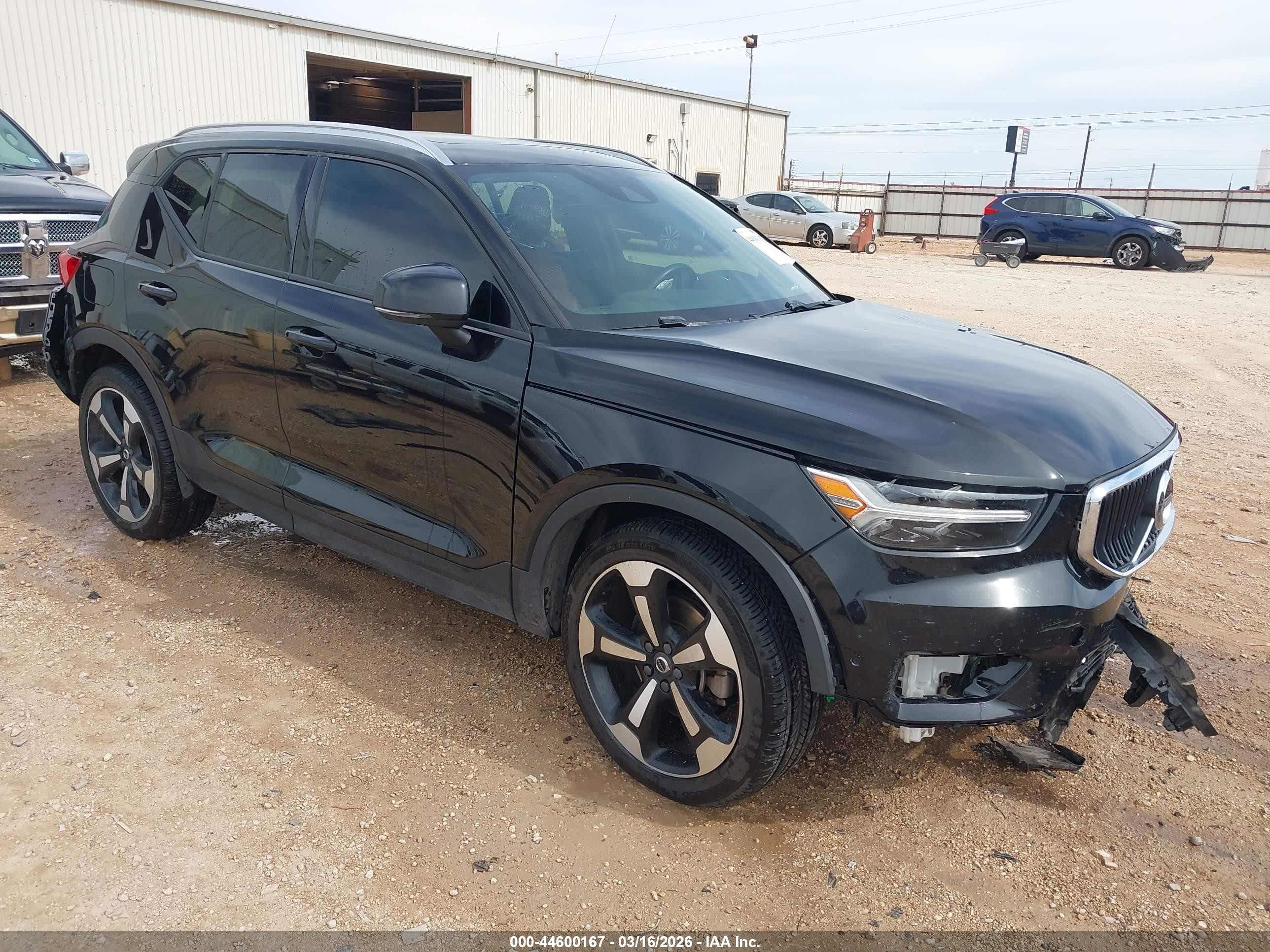 2019 Volvo XC40 Momentum, VIN YV4162UK0K2156022 — Front end