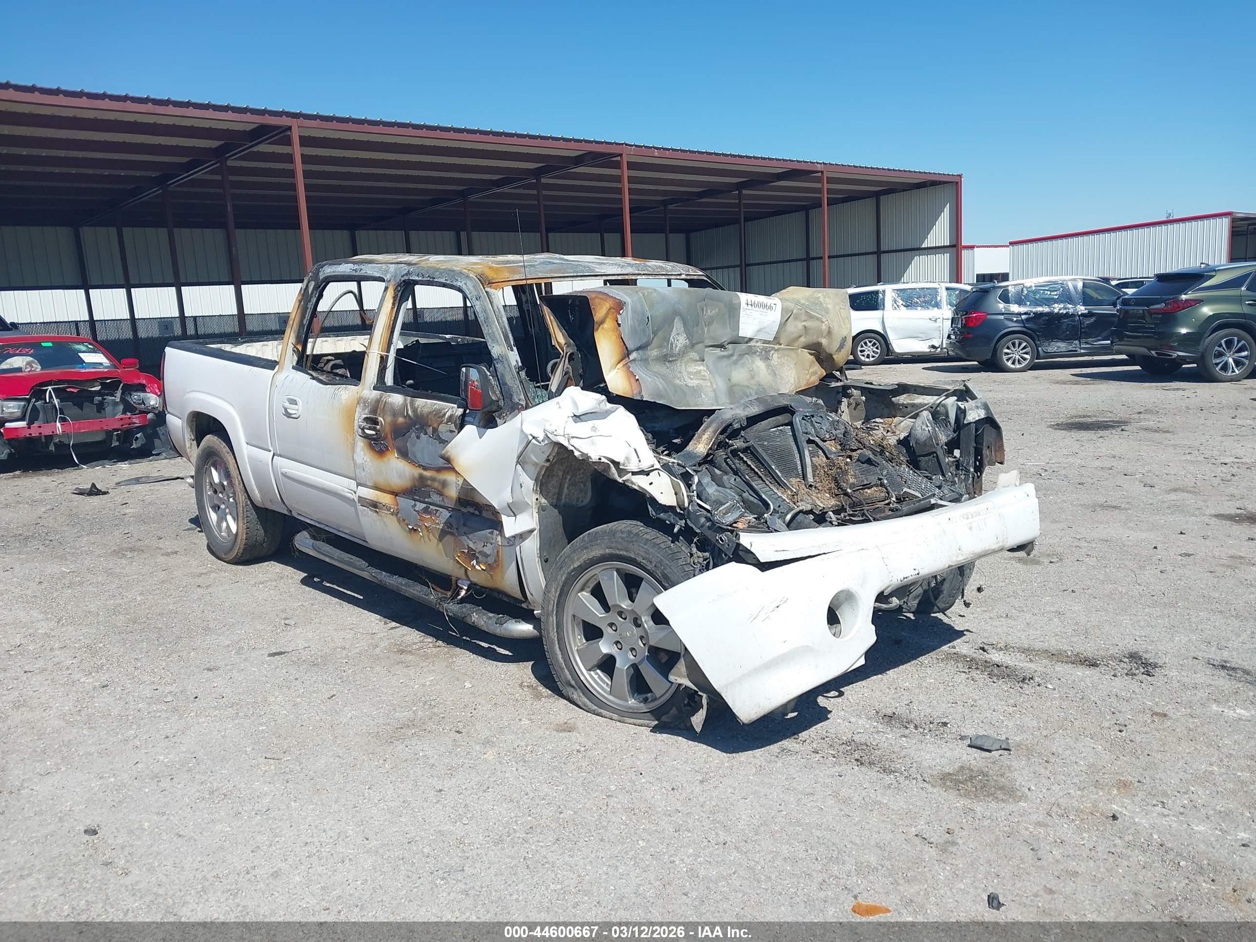 2006 GMC Sierra Denali, VIN 2GTEK63N061330812 — Front end
