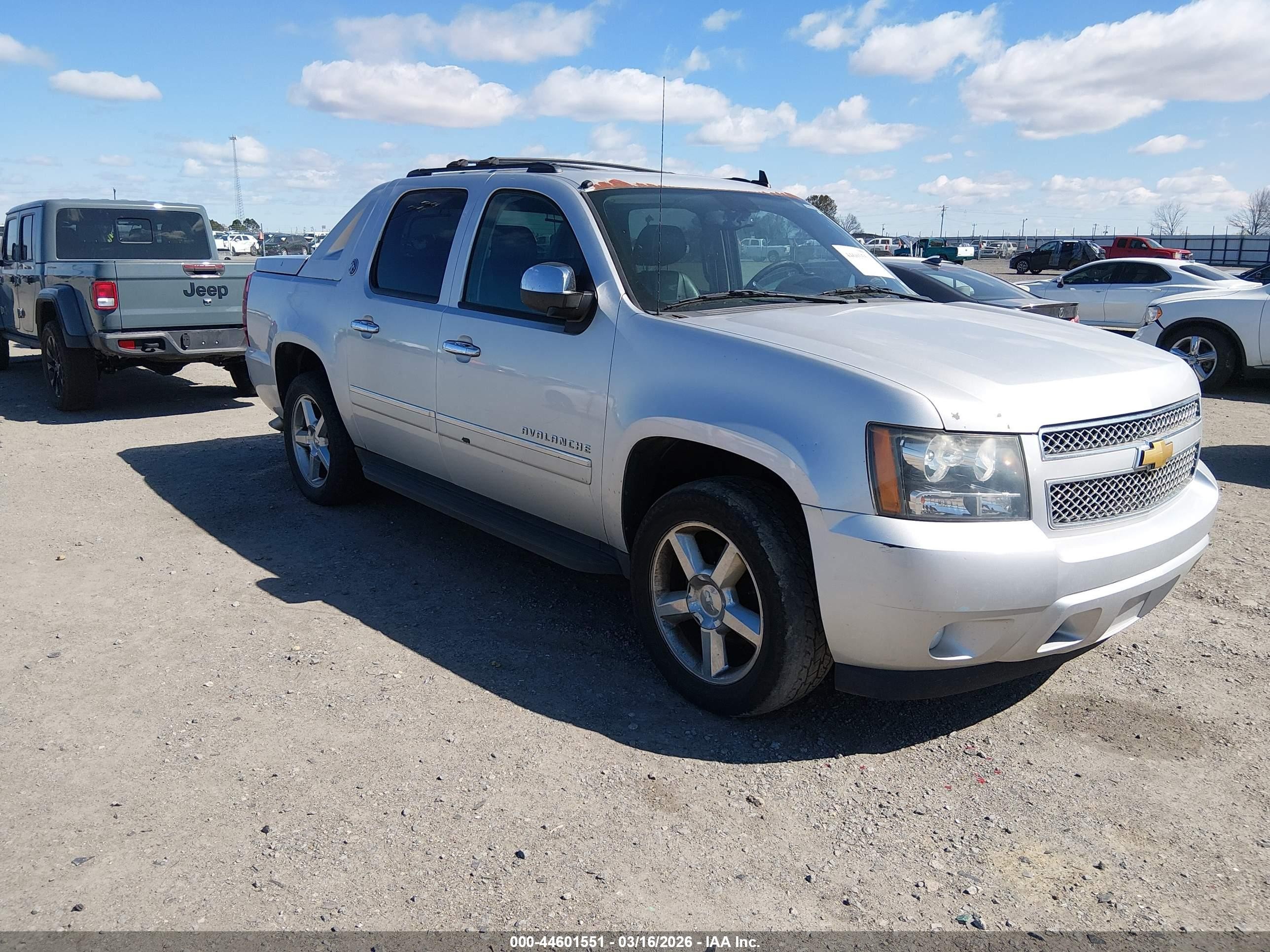 2013 Chevrolet Avalanche LTZ, VIN 3GNTKGE74DG264613 — Front end