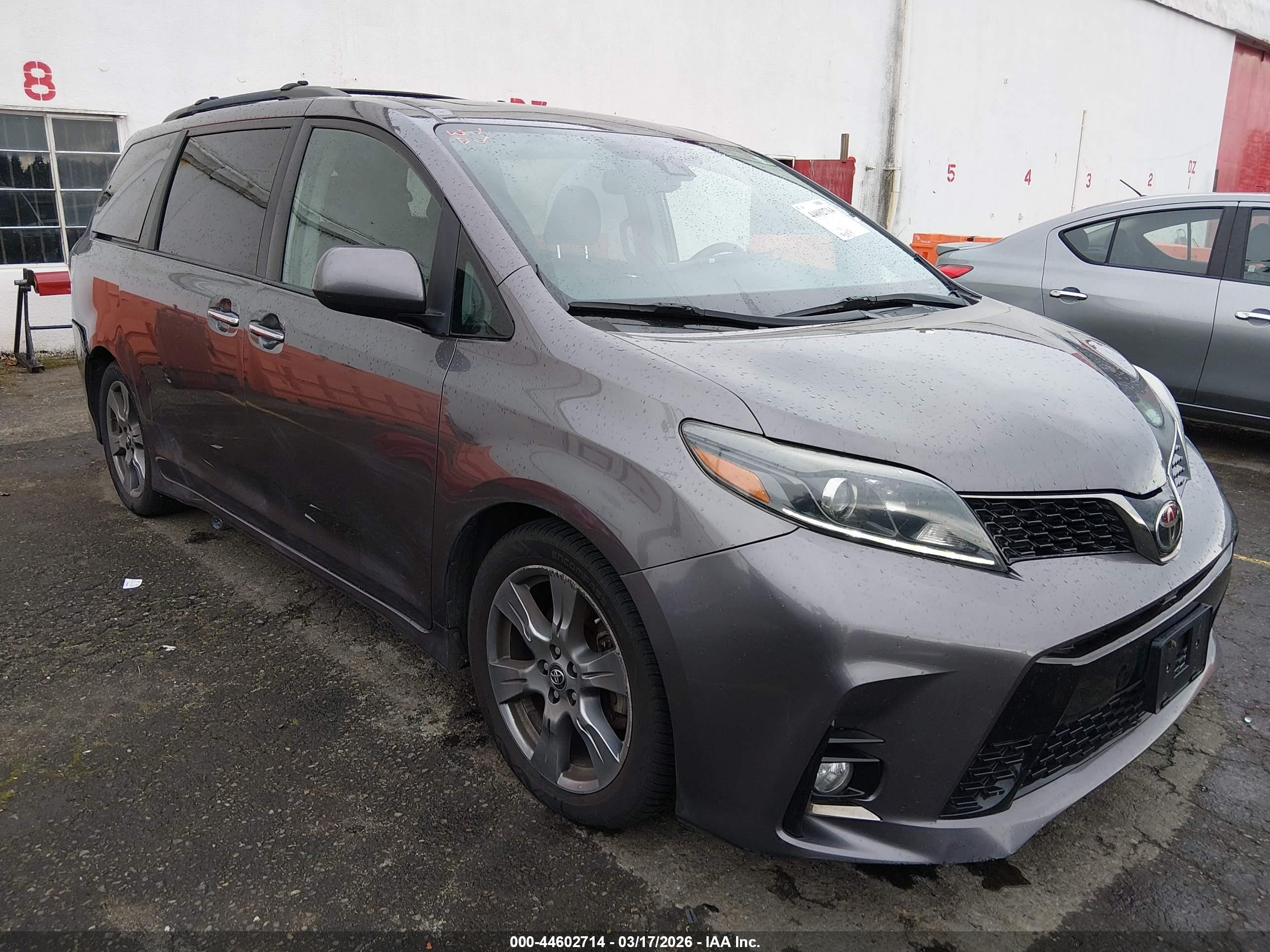 2018 Toyota Sienna SE Premium, VIN 5TDXZ3DC8JS933881 — Rear end