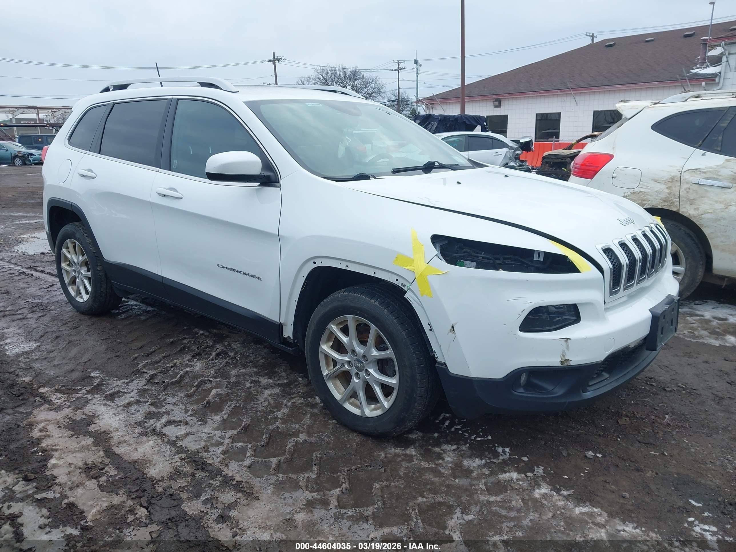 2017 Jeep Cherokee Latitude, VIN 1C4PJMCB6HW588317 — Front end