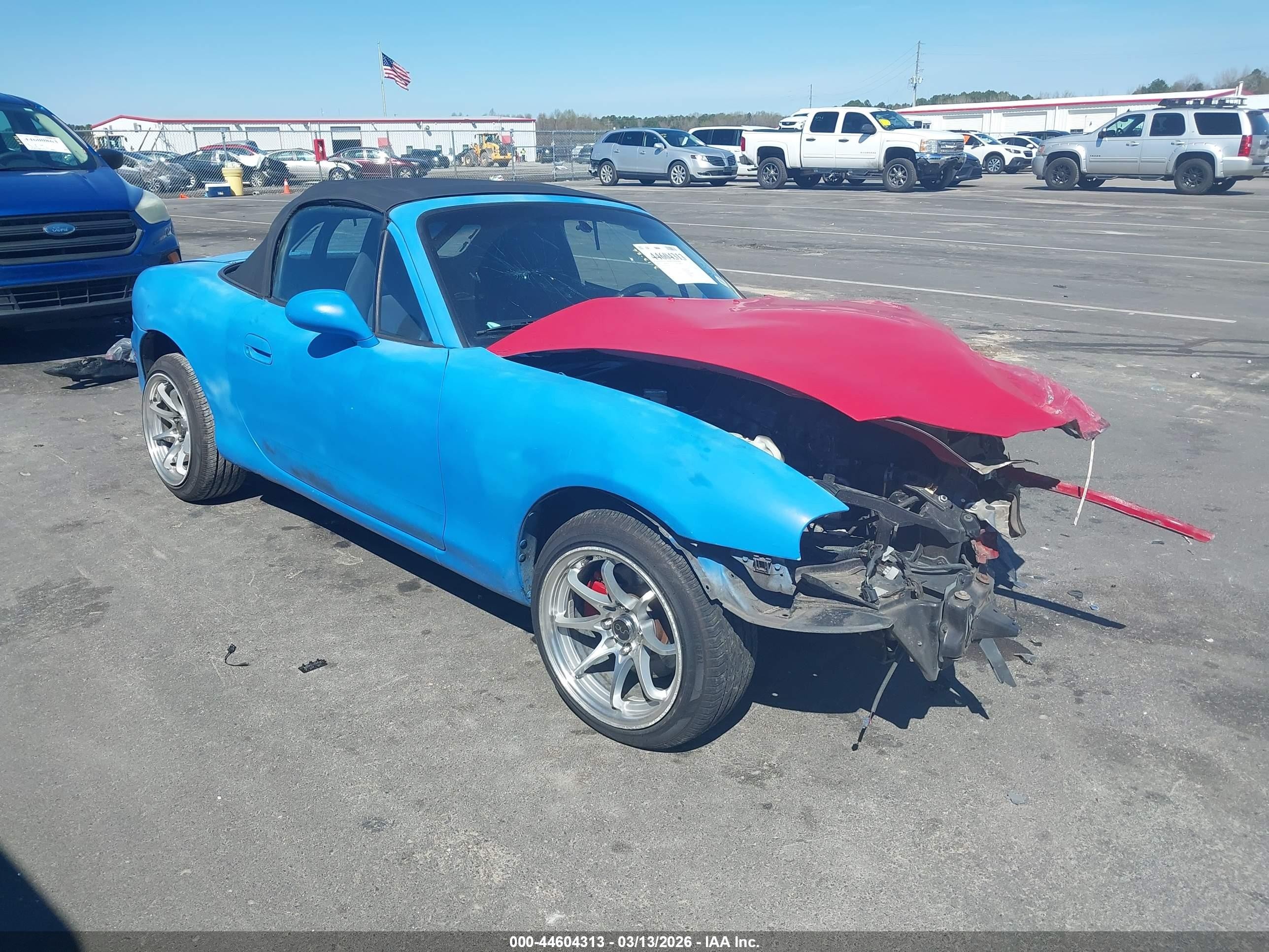 2004 Mazda MX-5 Miata LS, VIN JM1NB353240403021 — Front end
