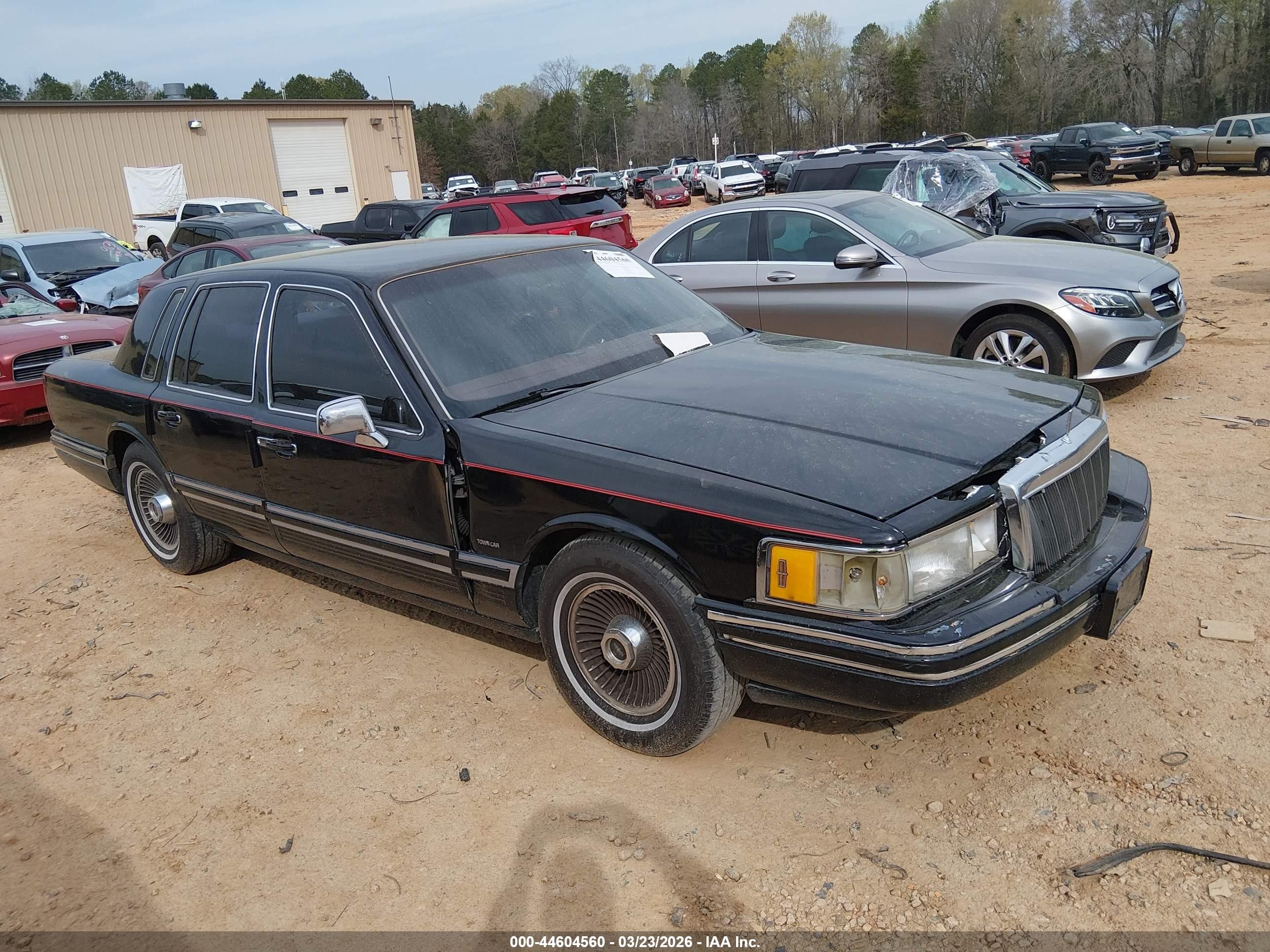 1991 Lincoln Town Car Executive, VIN 1LNCM81W6MY713510 — Front end
