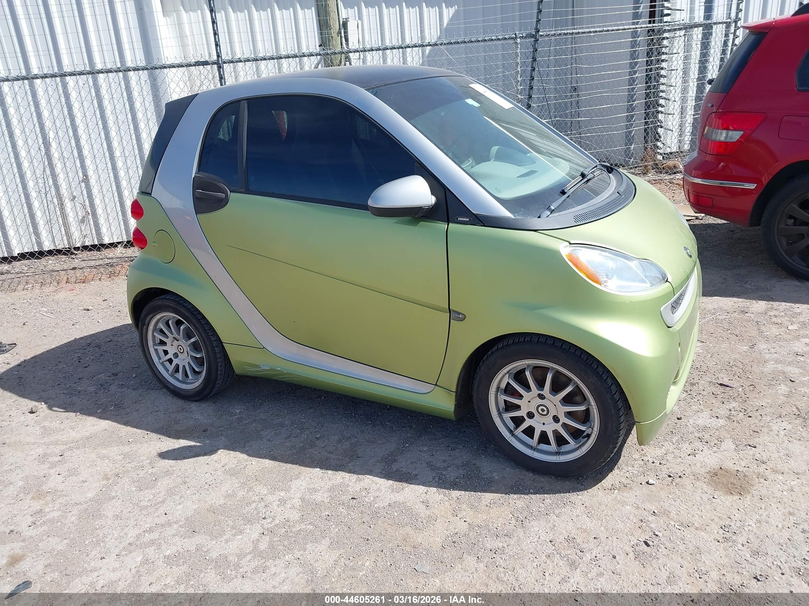 2012 Smart fortwo Pure, VIN WMEEJ3BA5CK557300 — Front end