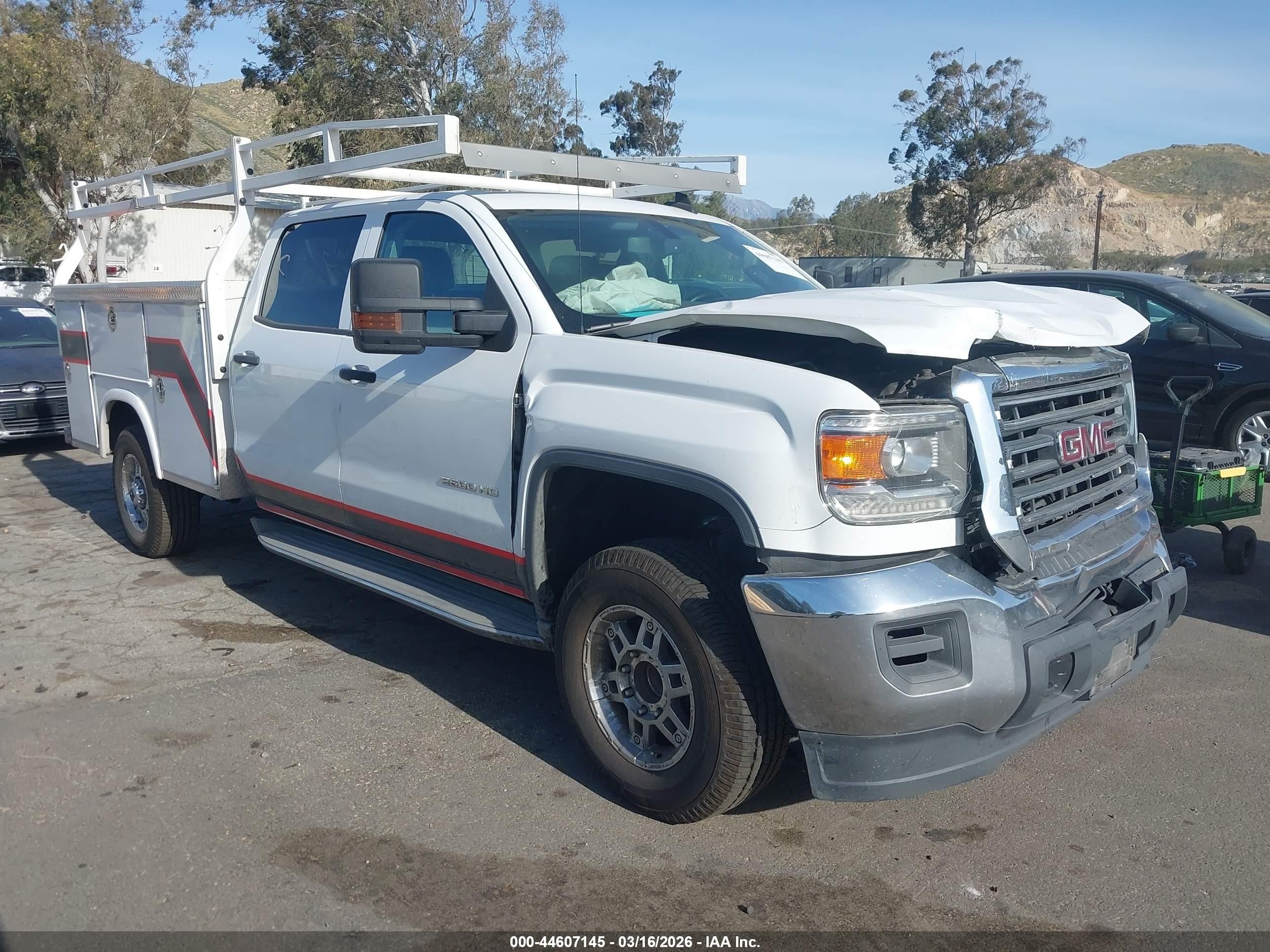 2019 GMC Sierra 2500HD, VIN 1GD11NEG8KF111587 — Front end