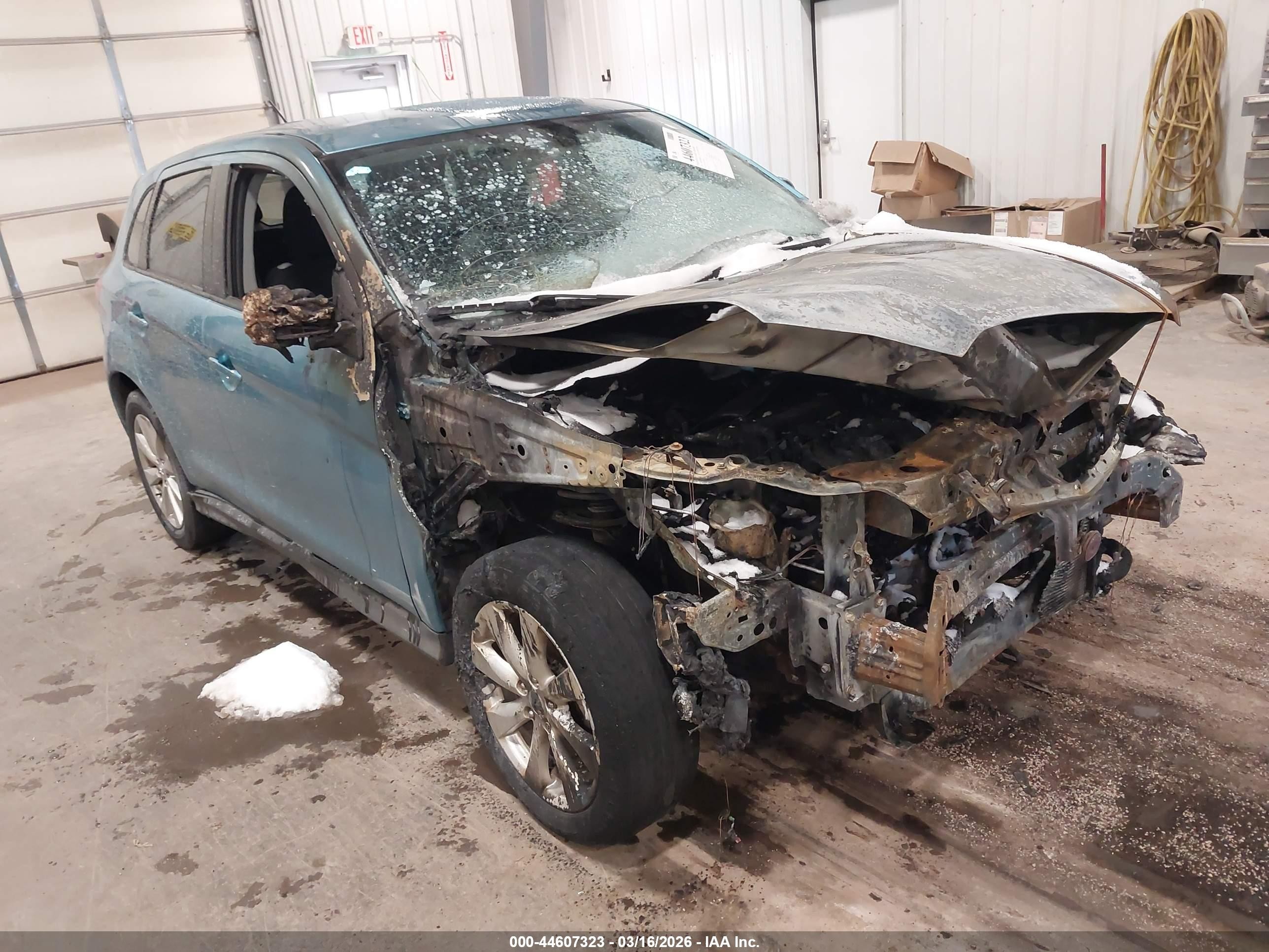 2013 Mitsubishi Outlander ES, VIN 4A4AR3AU3DE004106 — Пожар в моторном отсеке