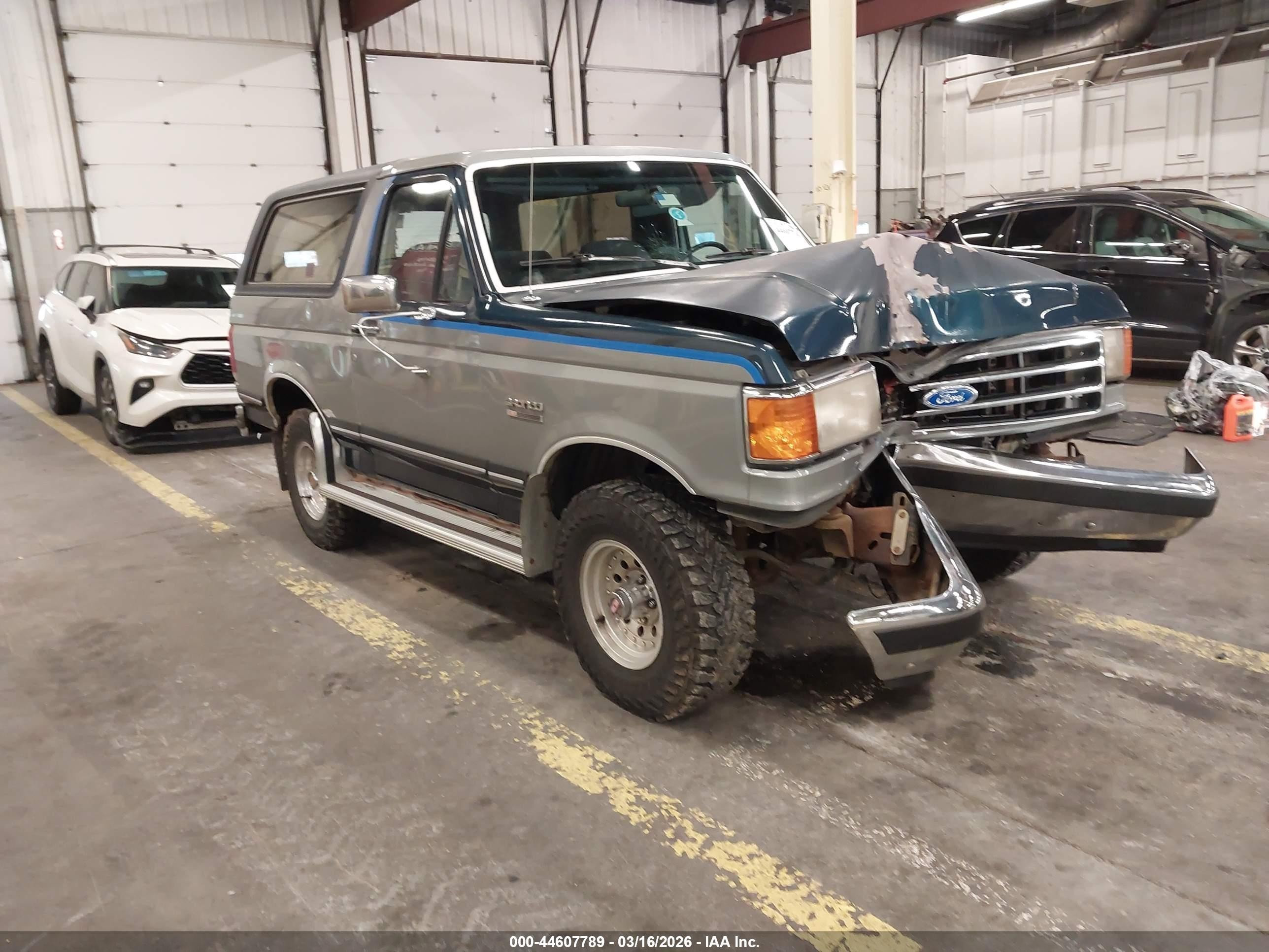 1990 Ford Bronco Eddie Bauer, VIN 1FMEU15N1LLA70304 — Front end