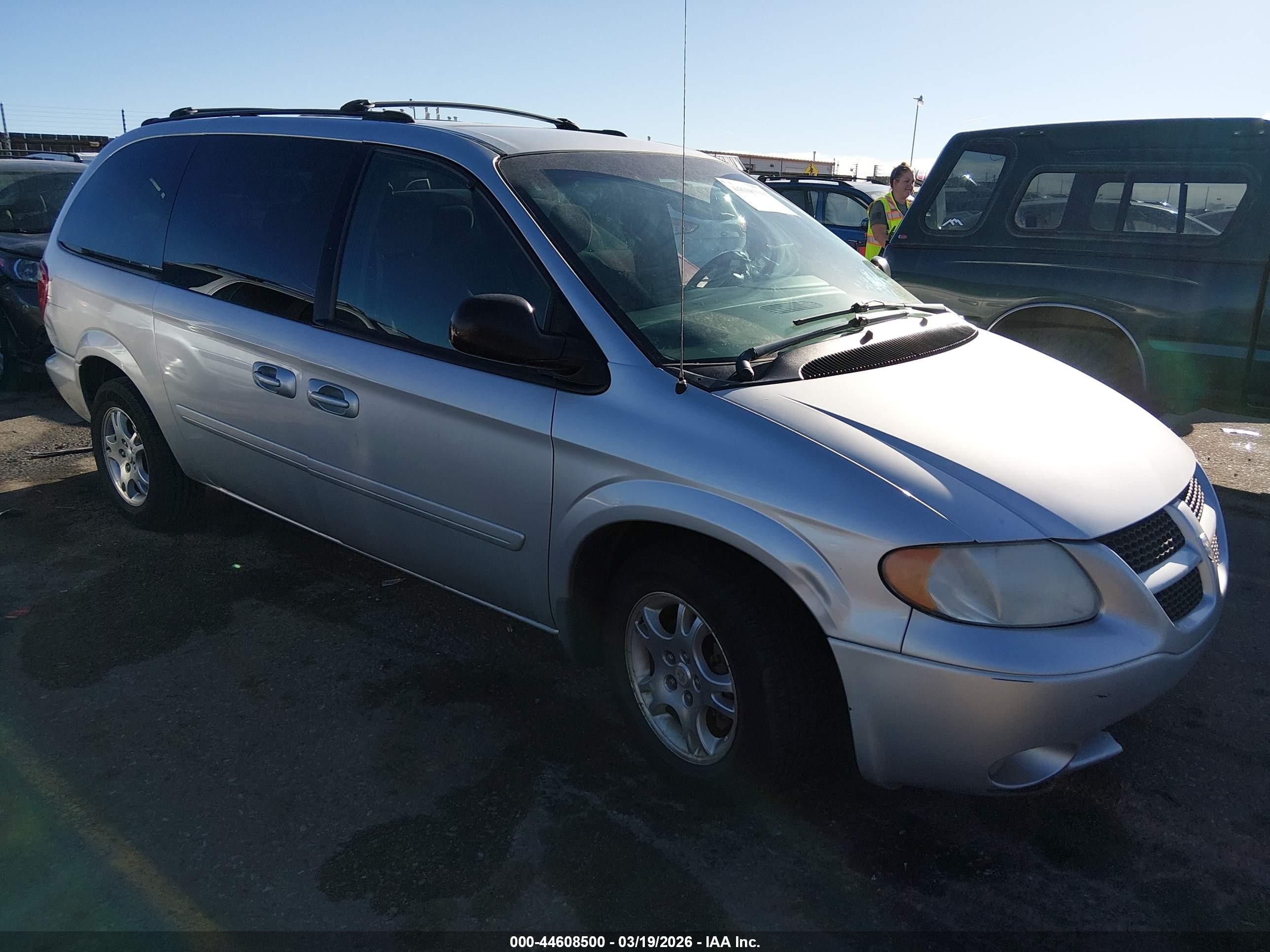 2004 Dodge Caravan SXT, VIN 2D8GP44LX4R561793 — Зад
