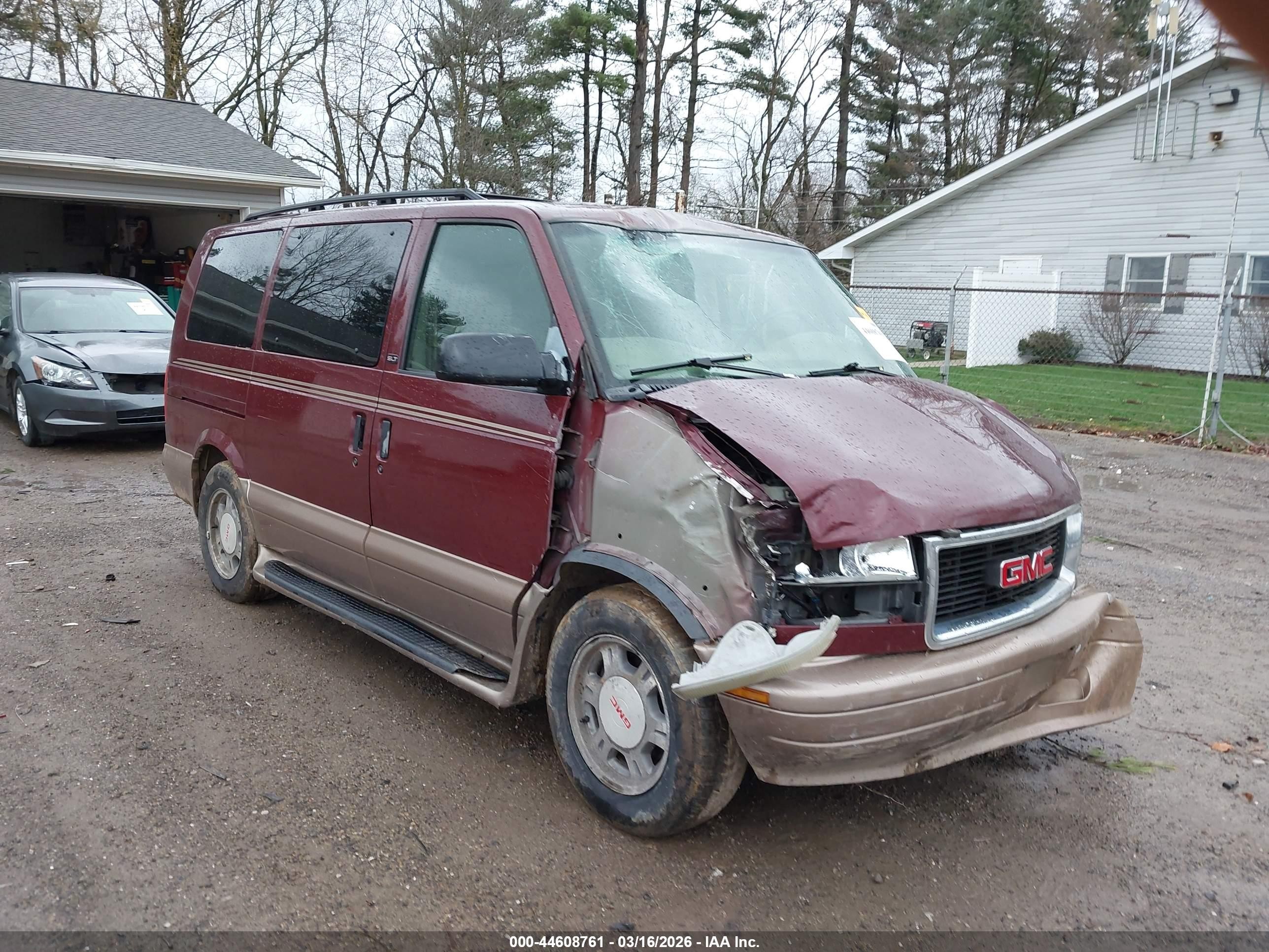2003 GMC Safari, VIN 1GKDM19X93B513644 — Front end