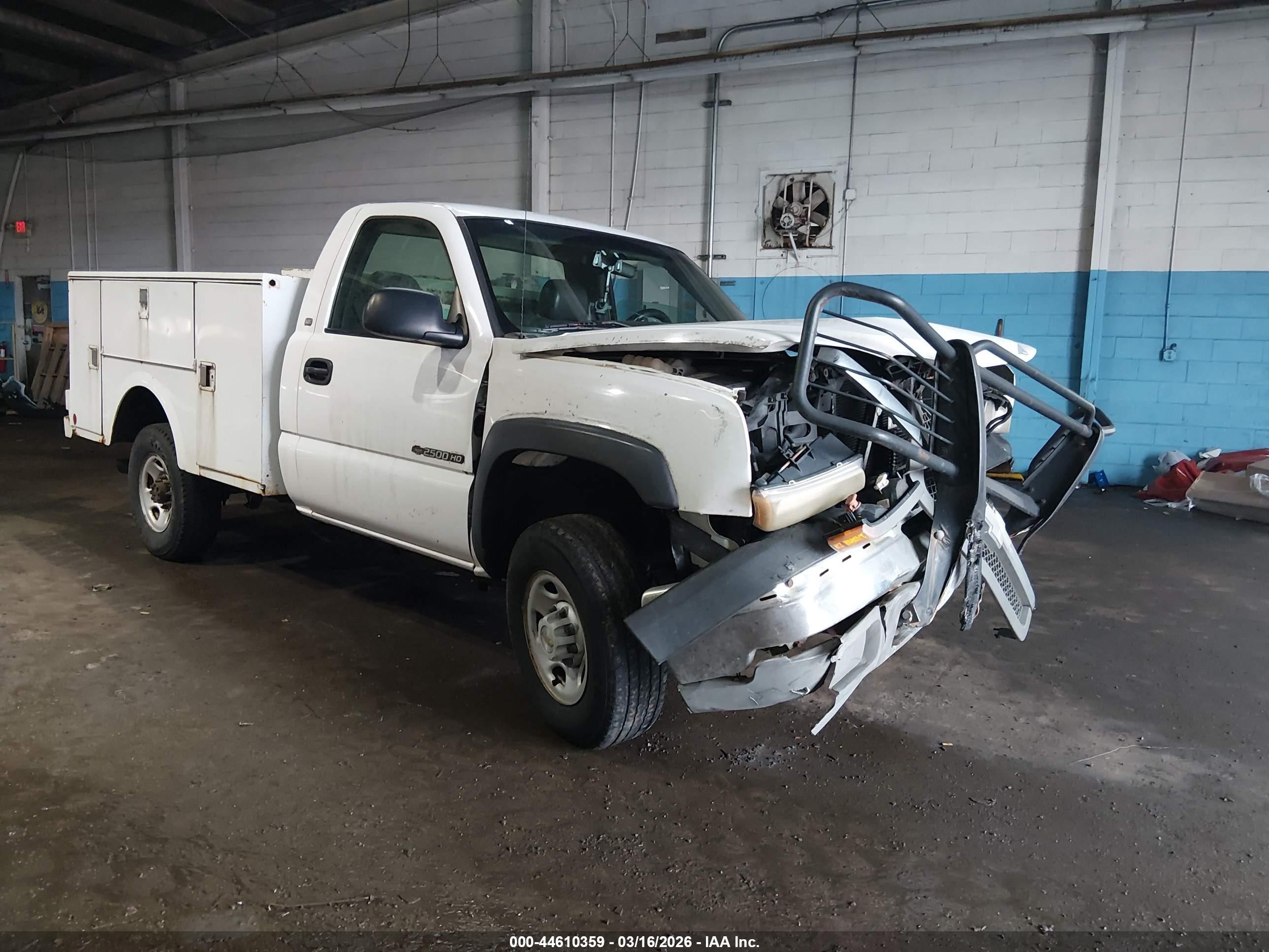2003 Chevrolet Silverado 2500, VIN 1GBHC24U43E132211 — Front end