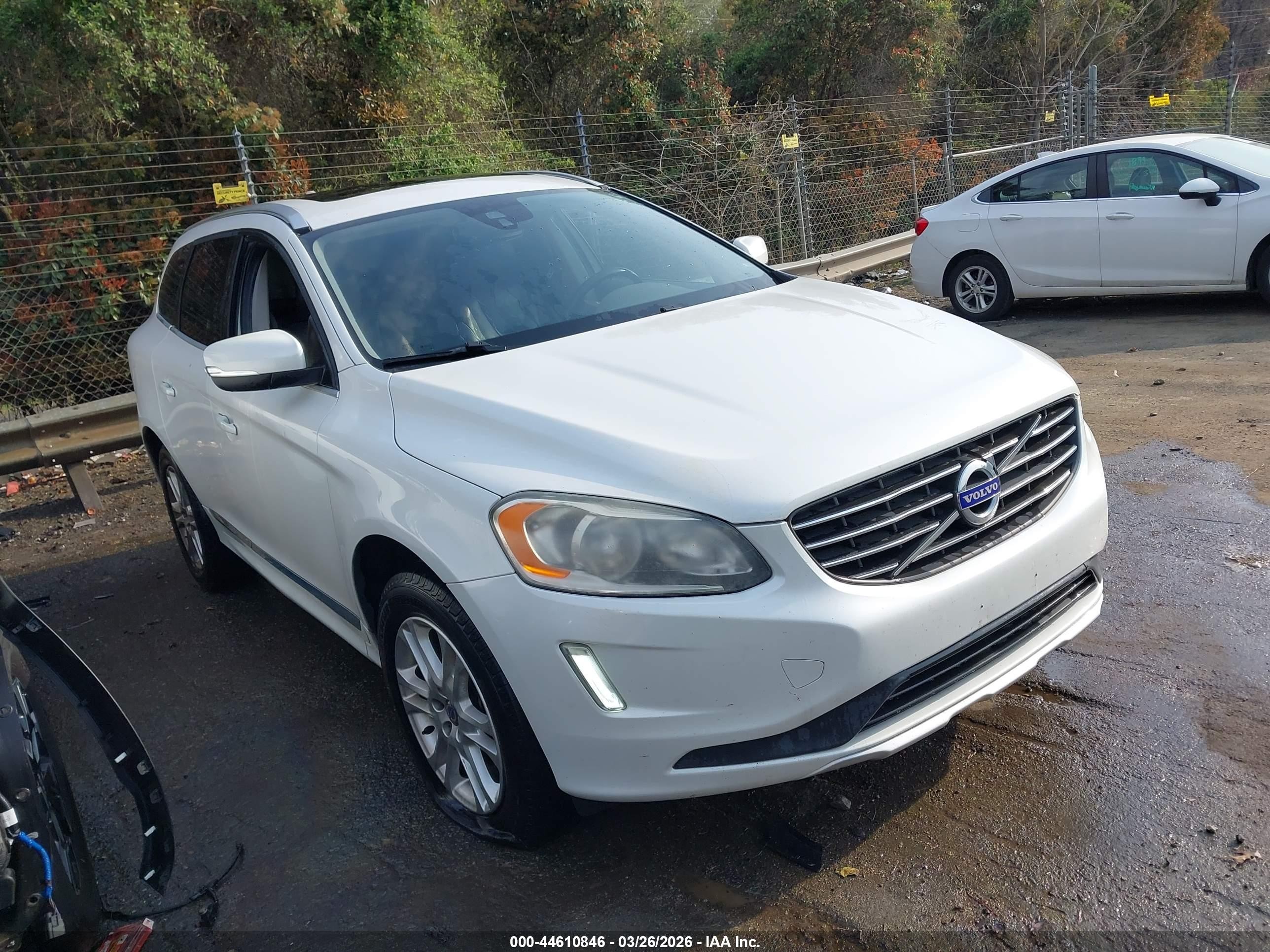 2015 Volvo XC60 T5 Drive-E Premier, VIN YV440MDK9F2735154 — Front end
