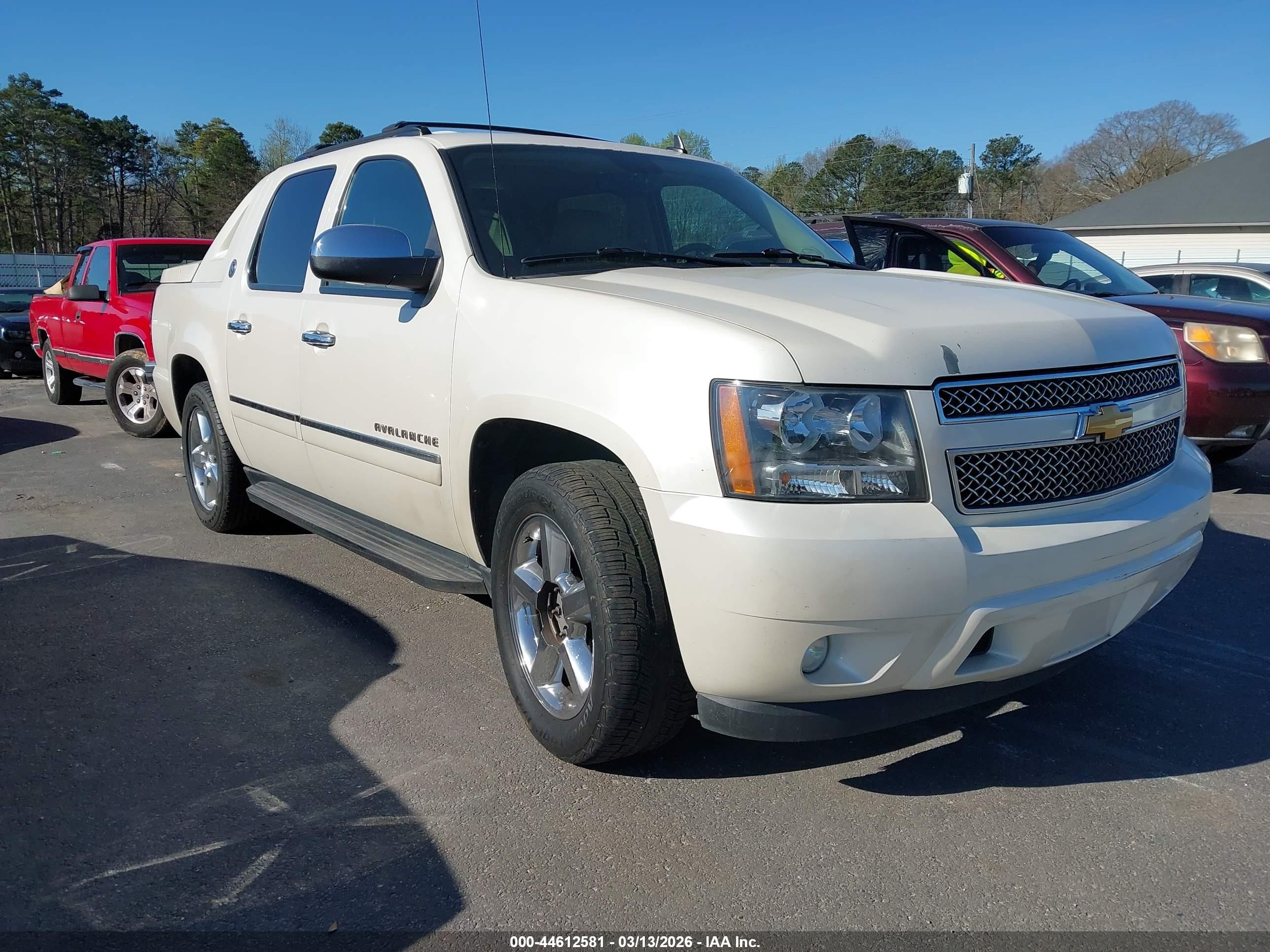 2013 Chevrolet Avalanche LTZ, VIN 3GNMCGE0XDG121119 — Front end