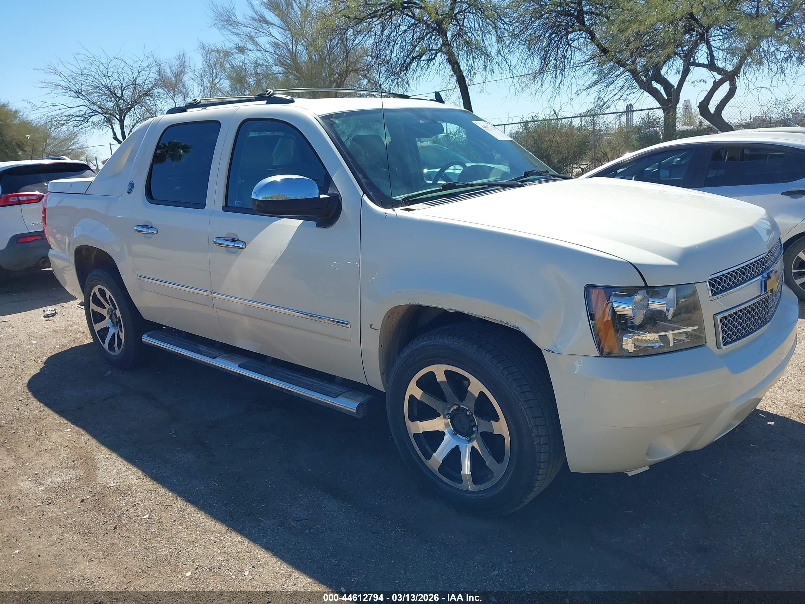 2013 Chevrolet Avalanche LTZ, VIN 3GNTKGE76DG118410 — Undercarriage