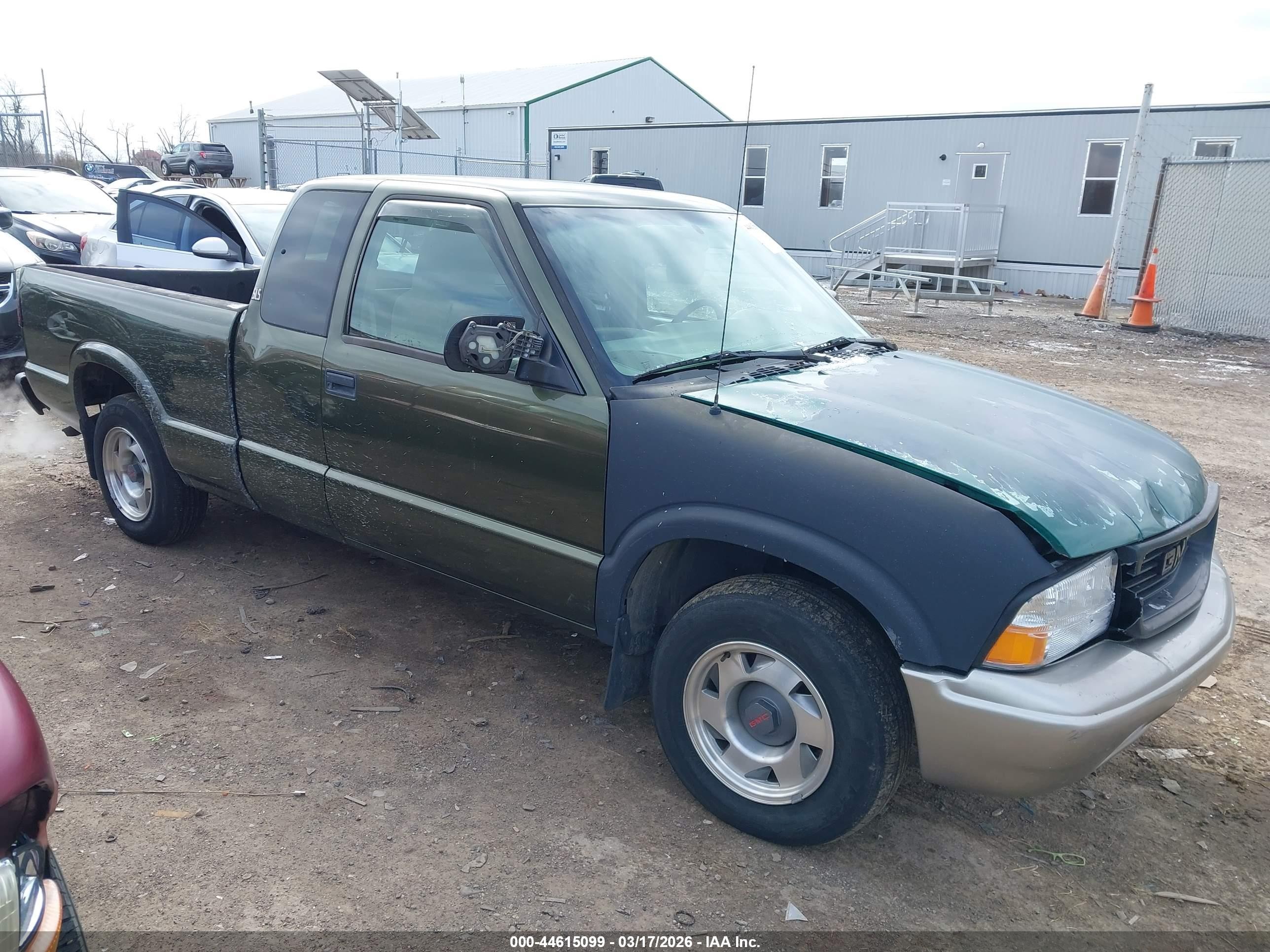 2001 GMC Sonoma SLS 1SG, VIN 1GTCS19W818112777 — Rear end