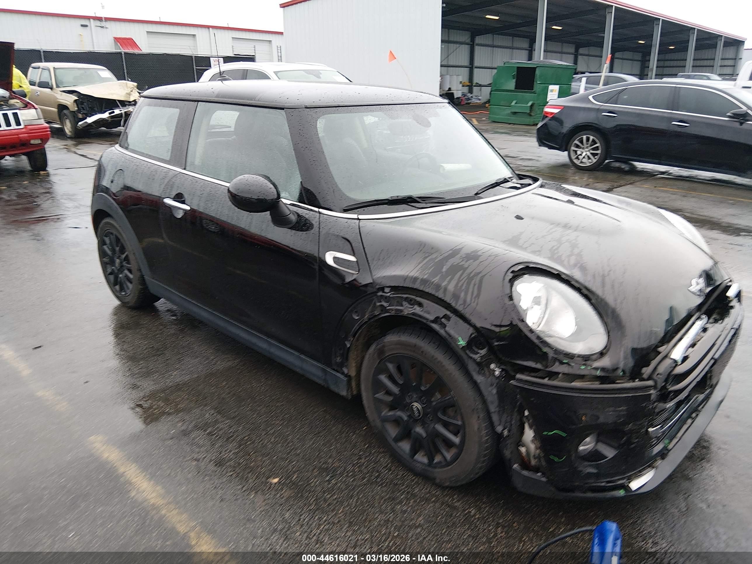2018 MINI Hardtop Cooper, VIN WMWXP5C57J2G63411 — Front end