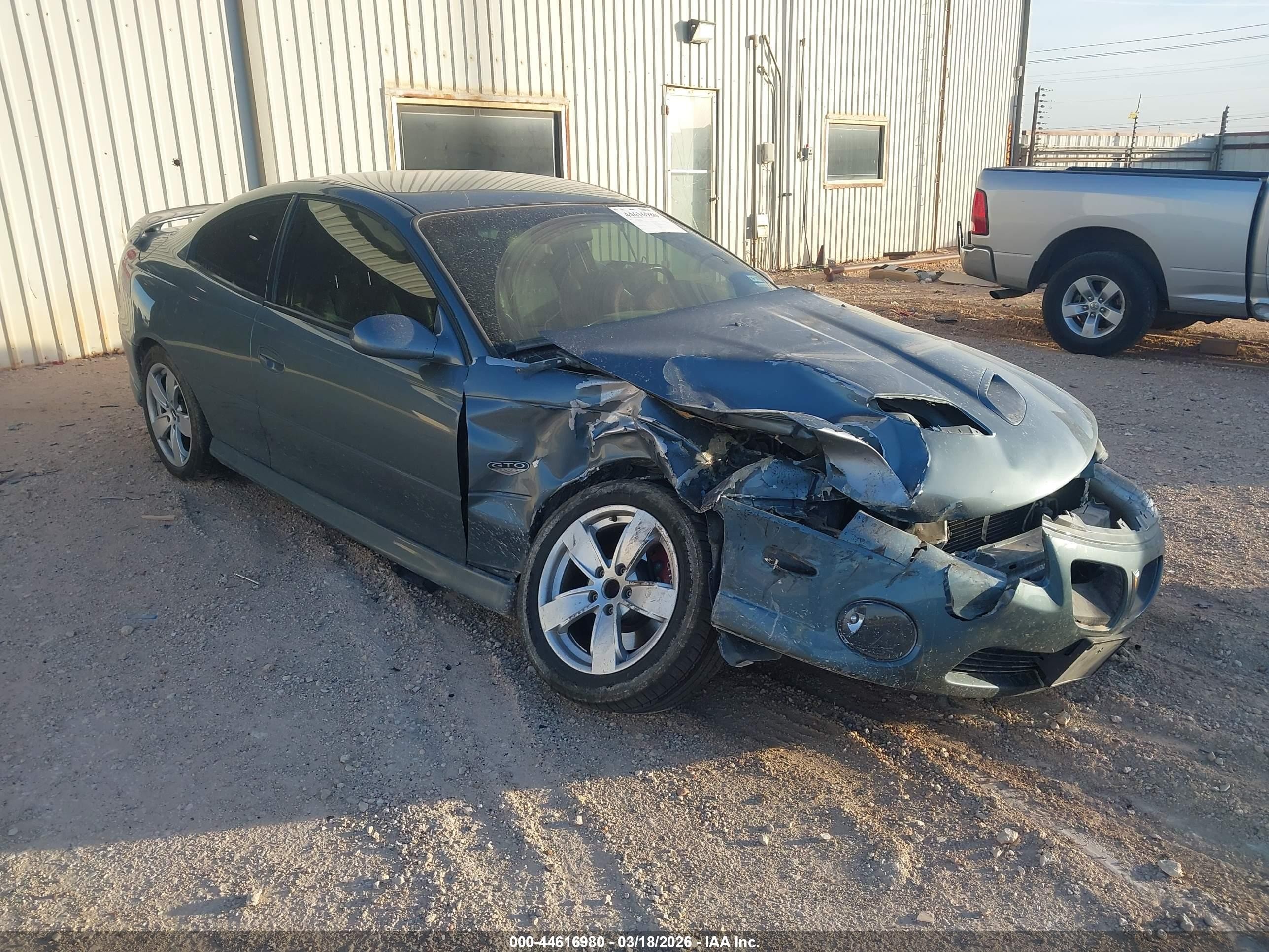 2005 Pontiac GTO, VIN 6G2VX12U85L396022 — Front end