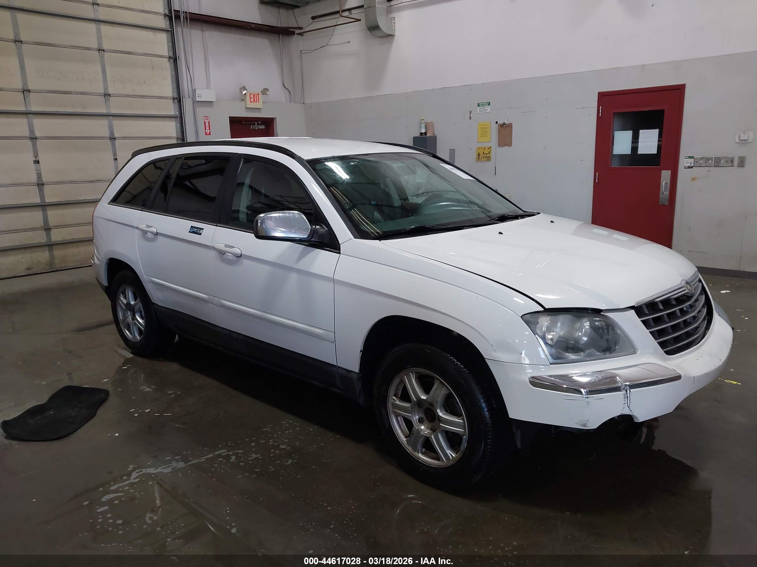 2006 Chrysler Pacifica Touring, VIN 2A8GF68486R824357 — Front end