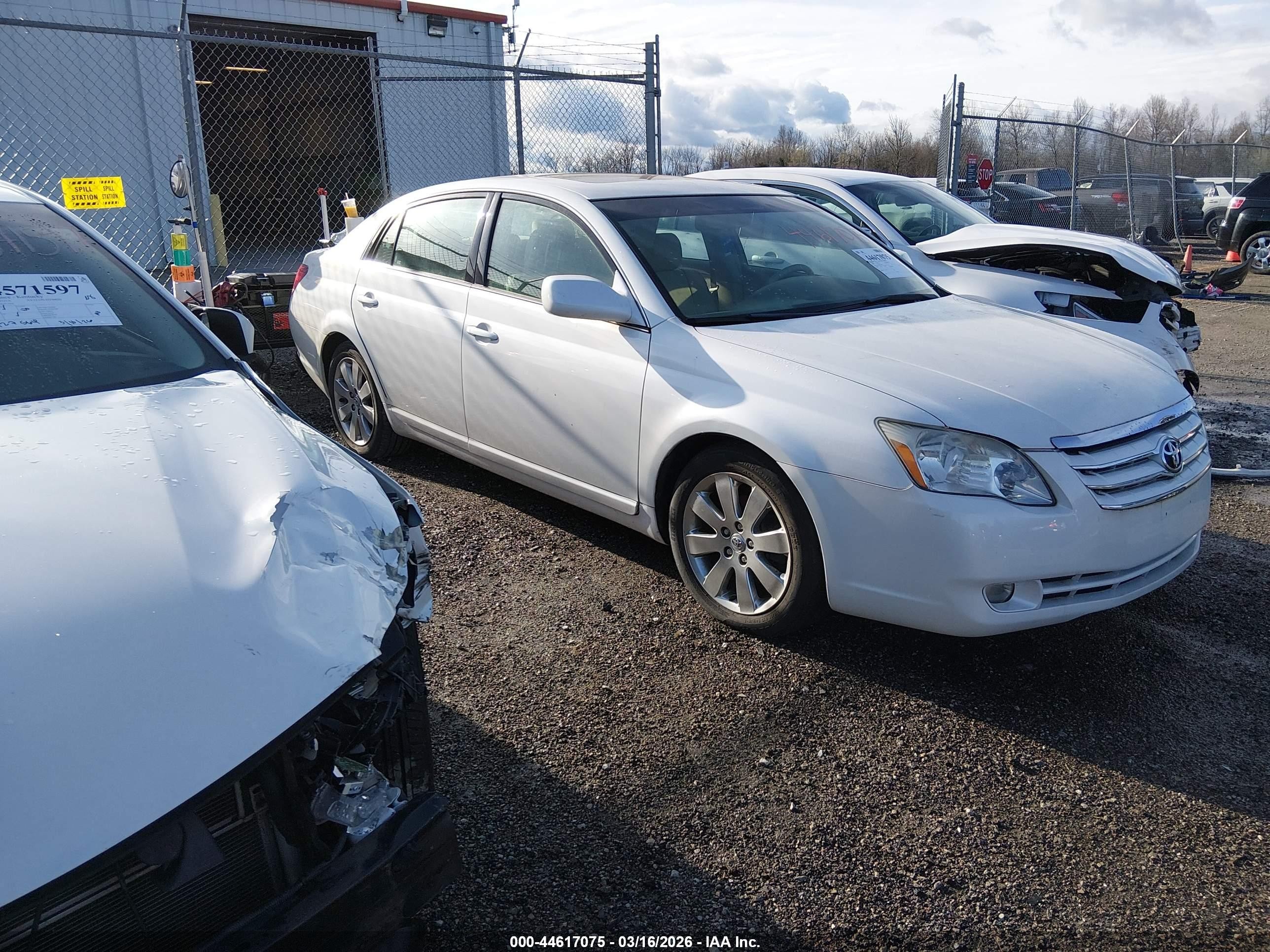 2006 Toyota Avalon XLS, VIN 4T1BK36BX6U128028 — Front end