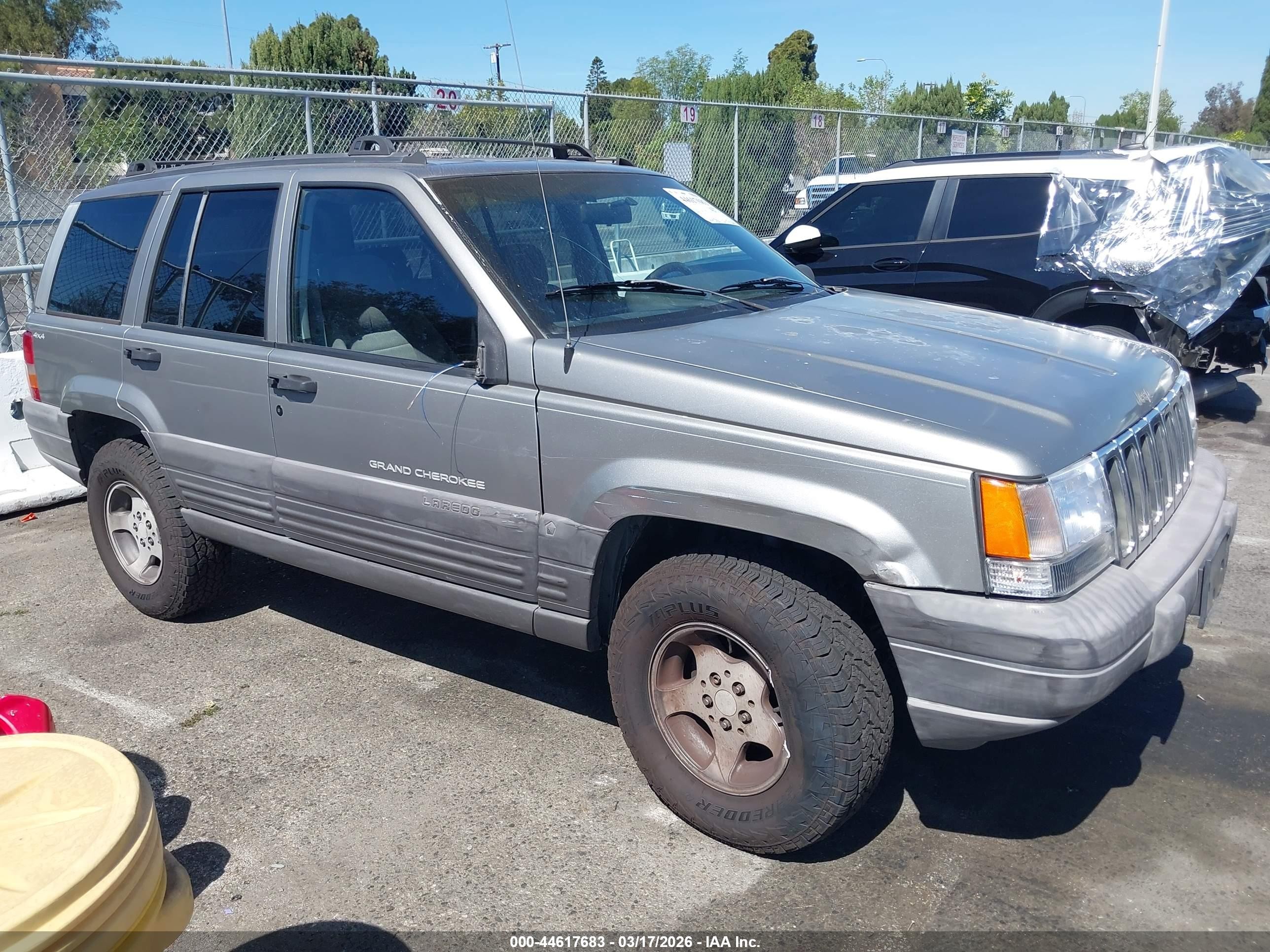 1997 Jeep Grand Cherokee Laredo, VIN 1J4GZ58S8VC728477 — Side